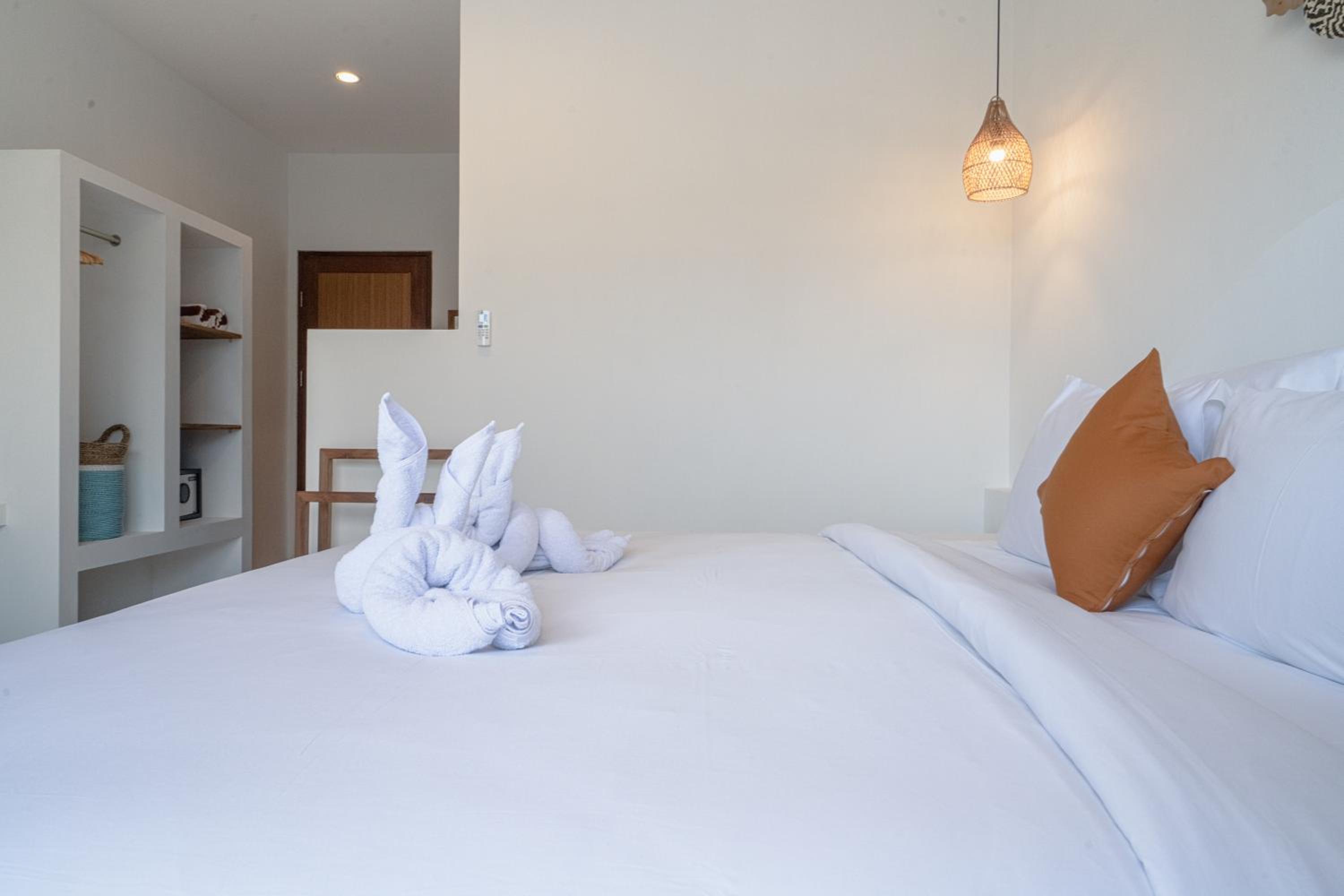 Suite - Photo 19