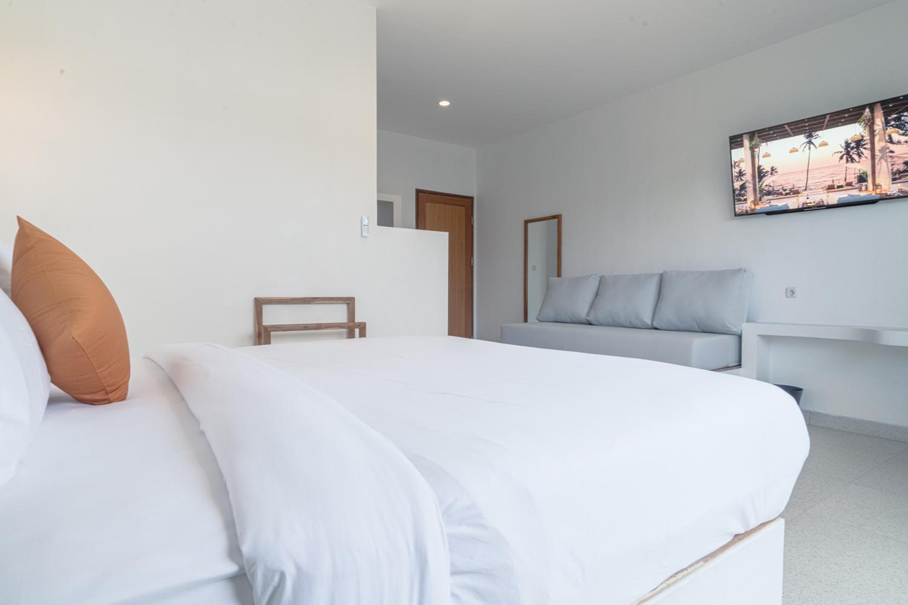 One-Bedroom Suite - Photo 3