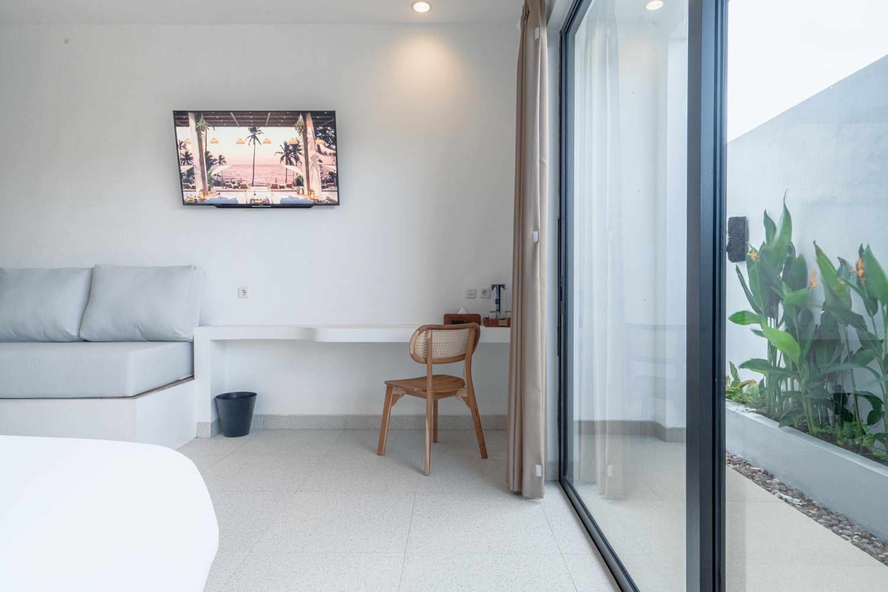 One-Bedroom Suite - Photo 13