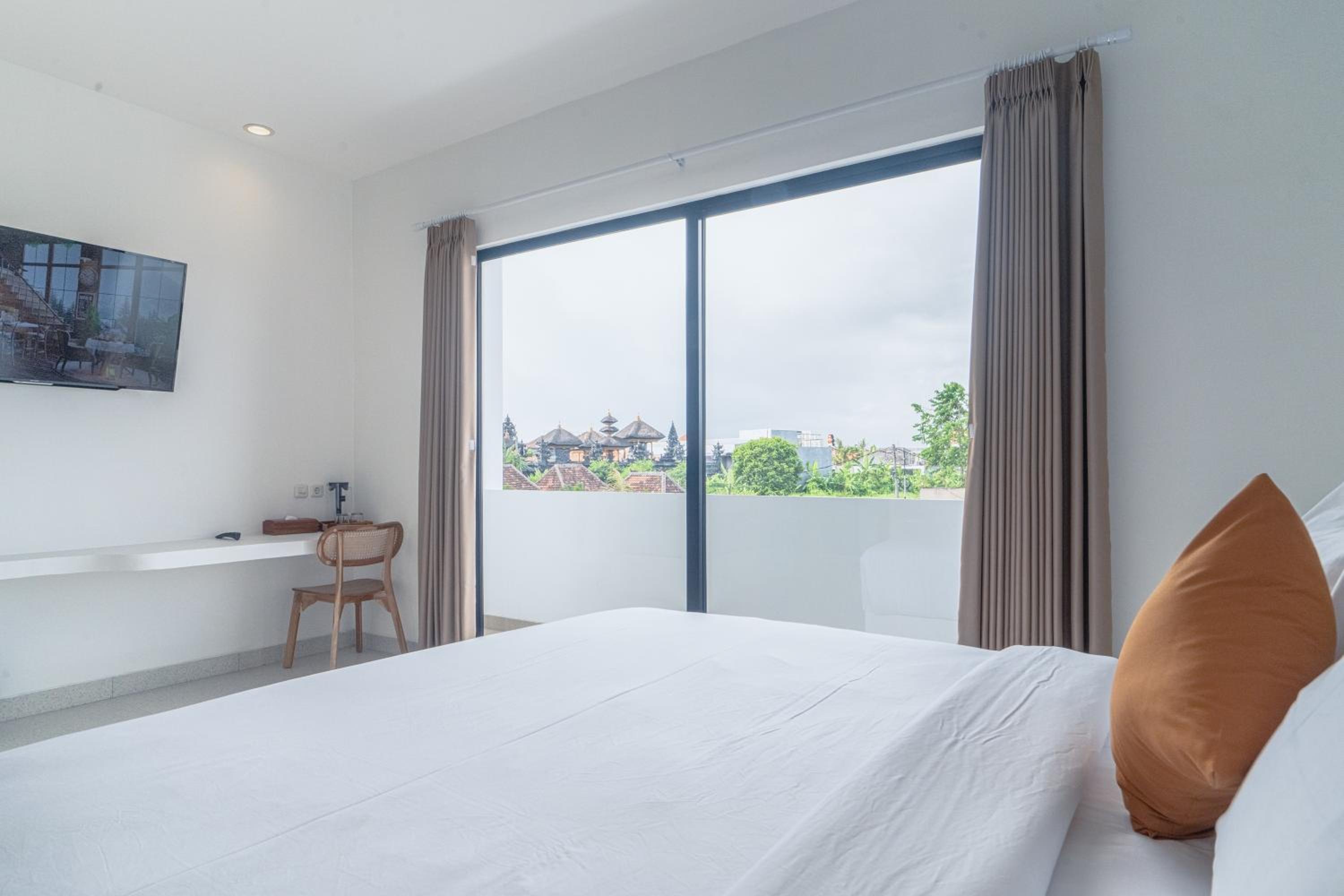 One-Bedroom Suite - Photo 10