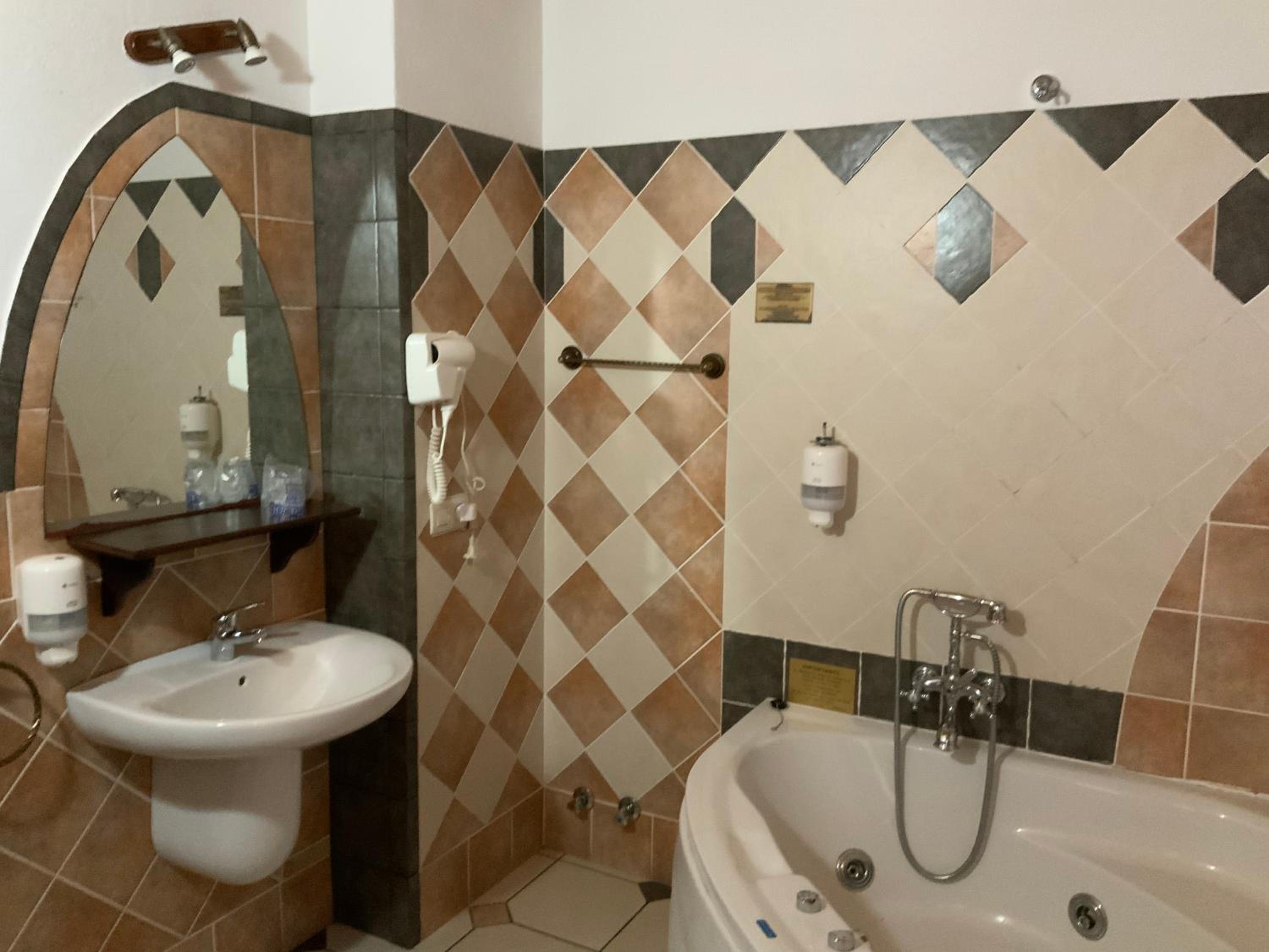 New Year's Eve Package  - Deluxe Suite with Spa bath  photo 3