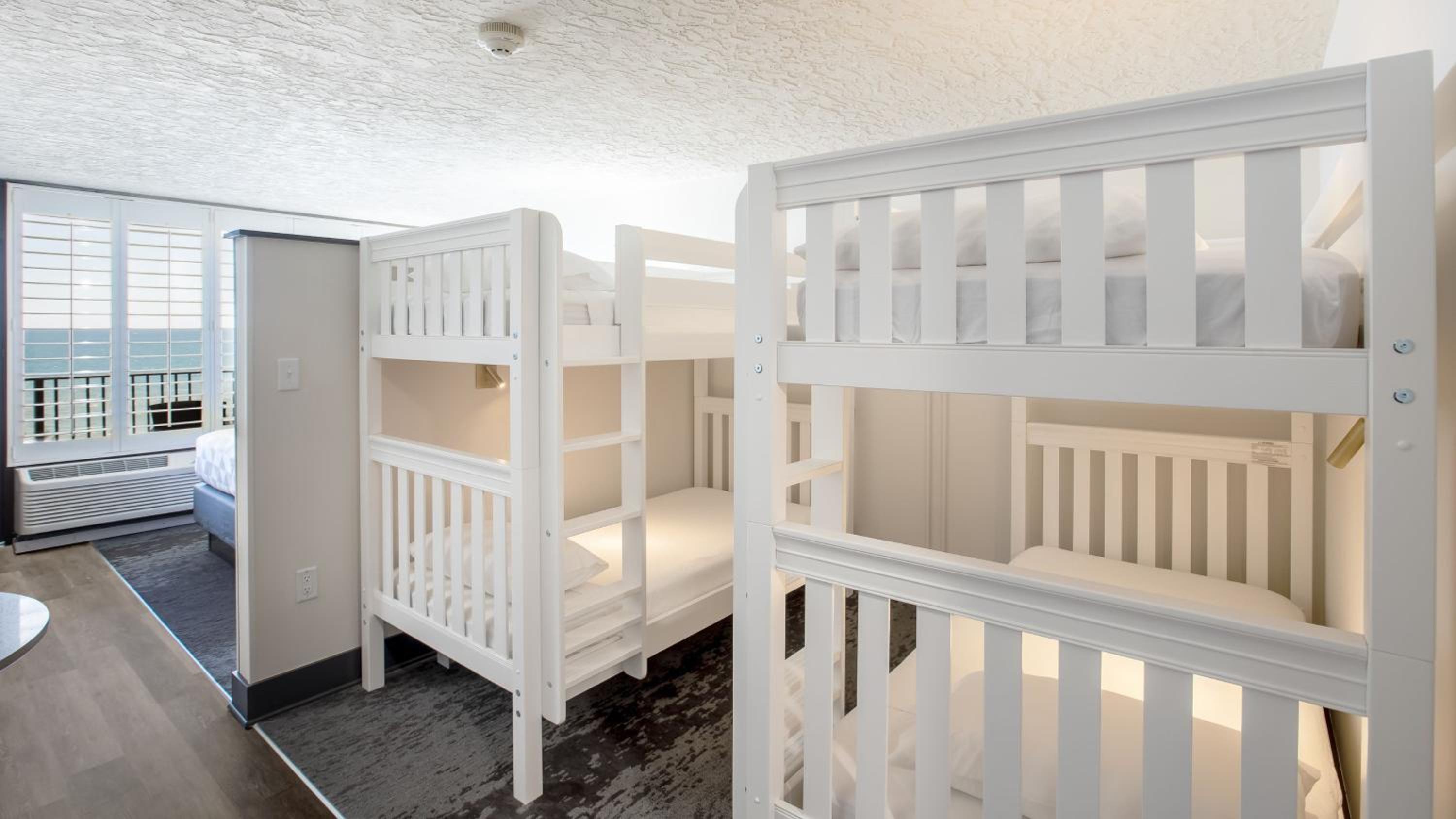 Queen Room with 2 Bunk Beds Oceanfront - Photo 5