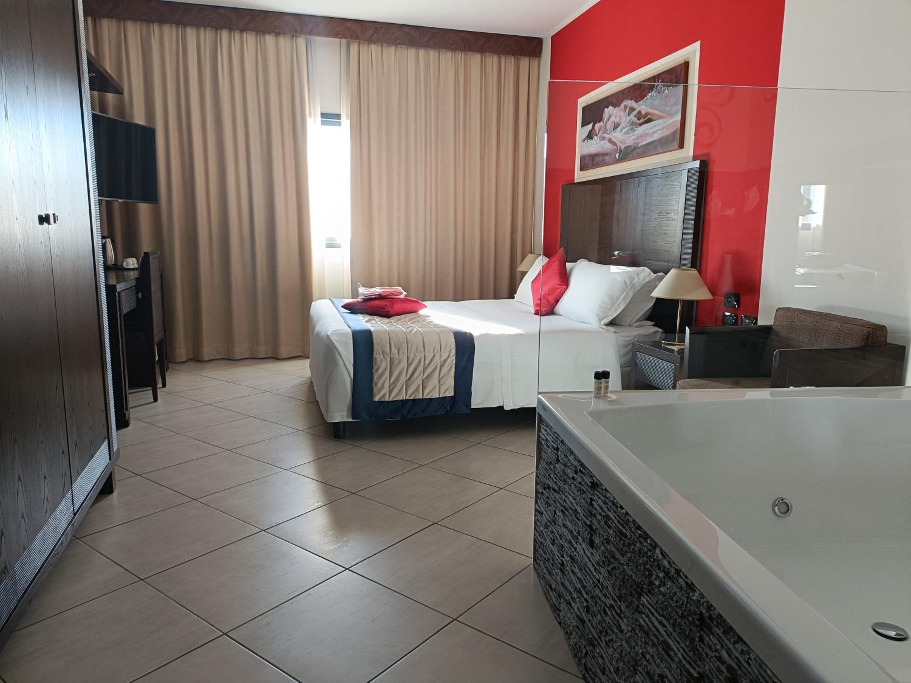 Deluxe Suite with Spa Bath - Photo 1