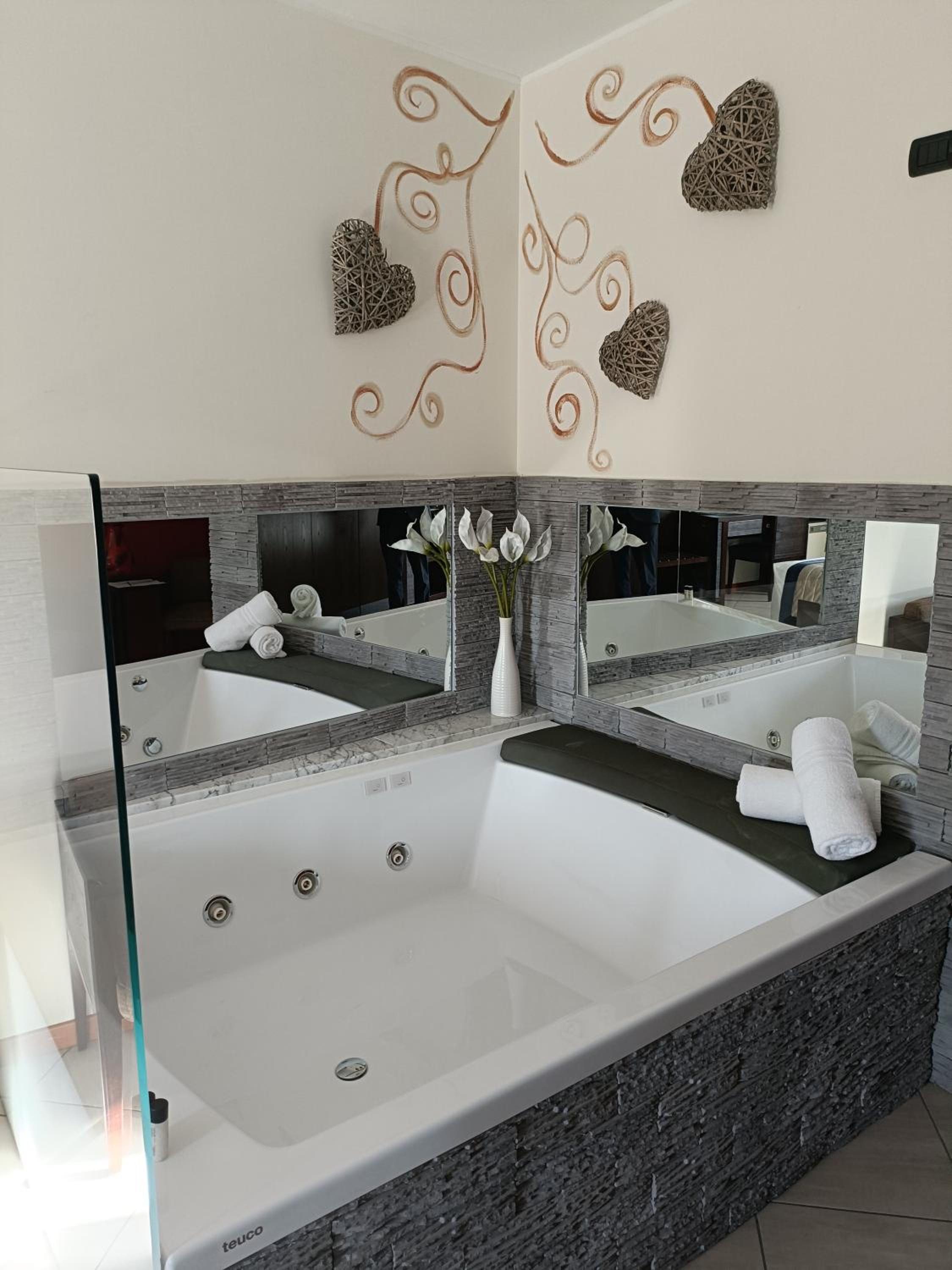 Deluxe Suite with Spa Bath - Photo 3