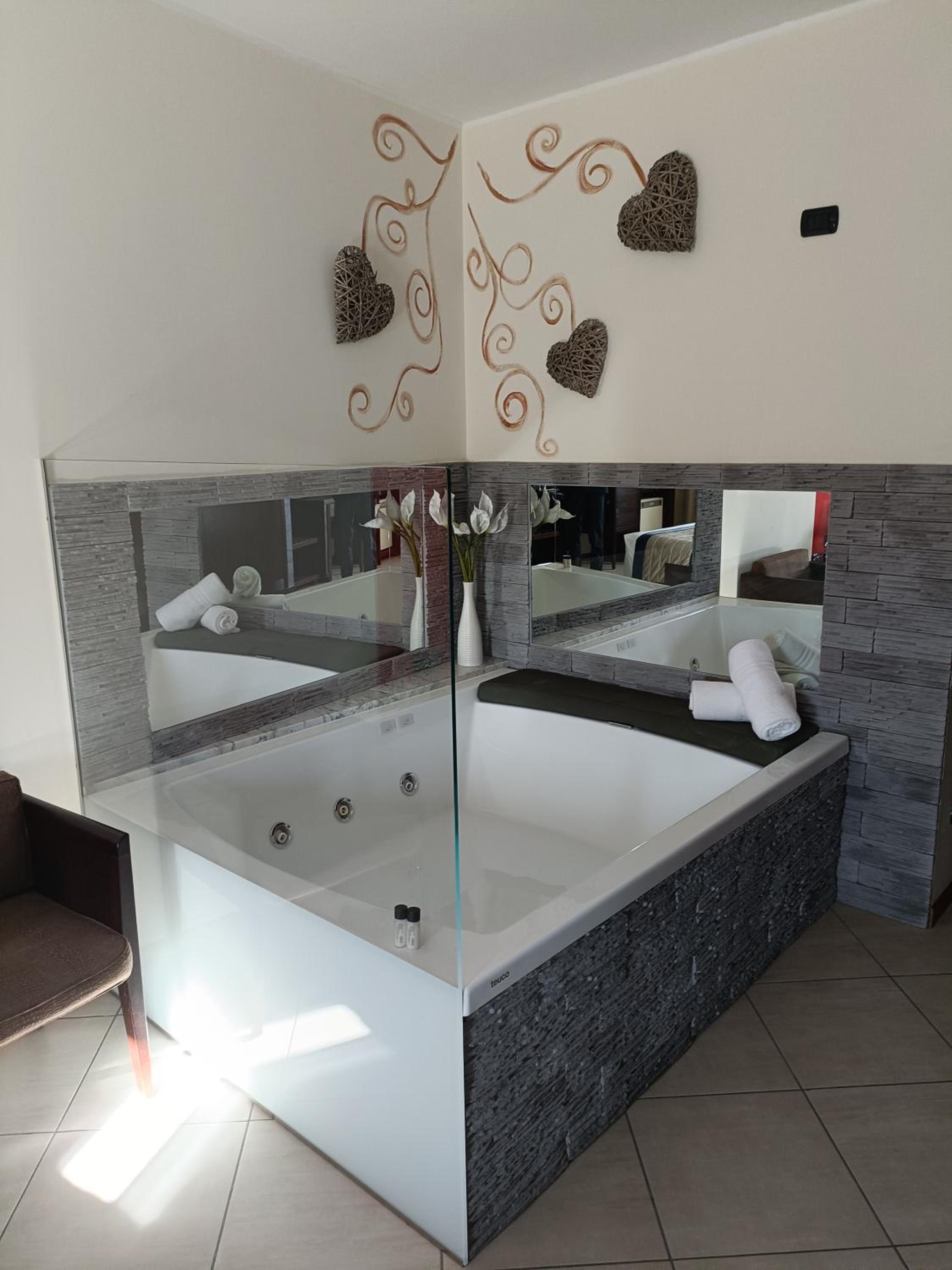 Deluxe Suite with Spa Bath - Photo 2