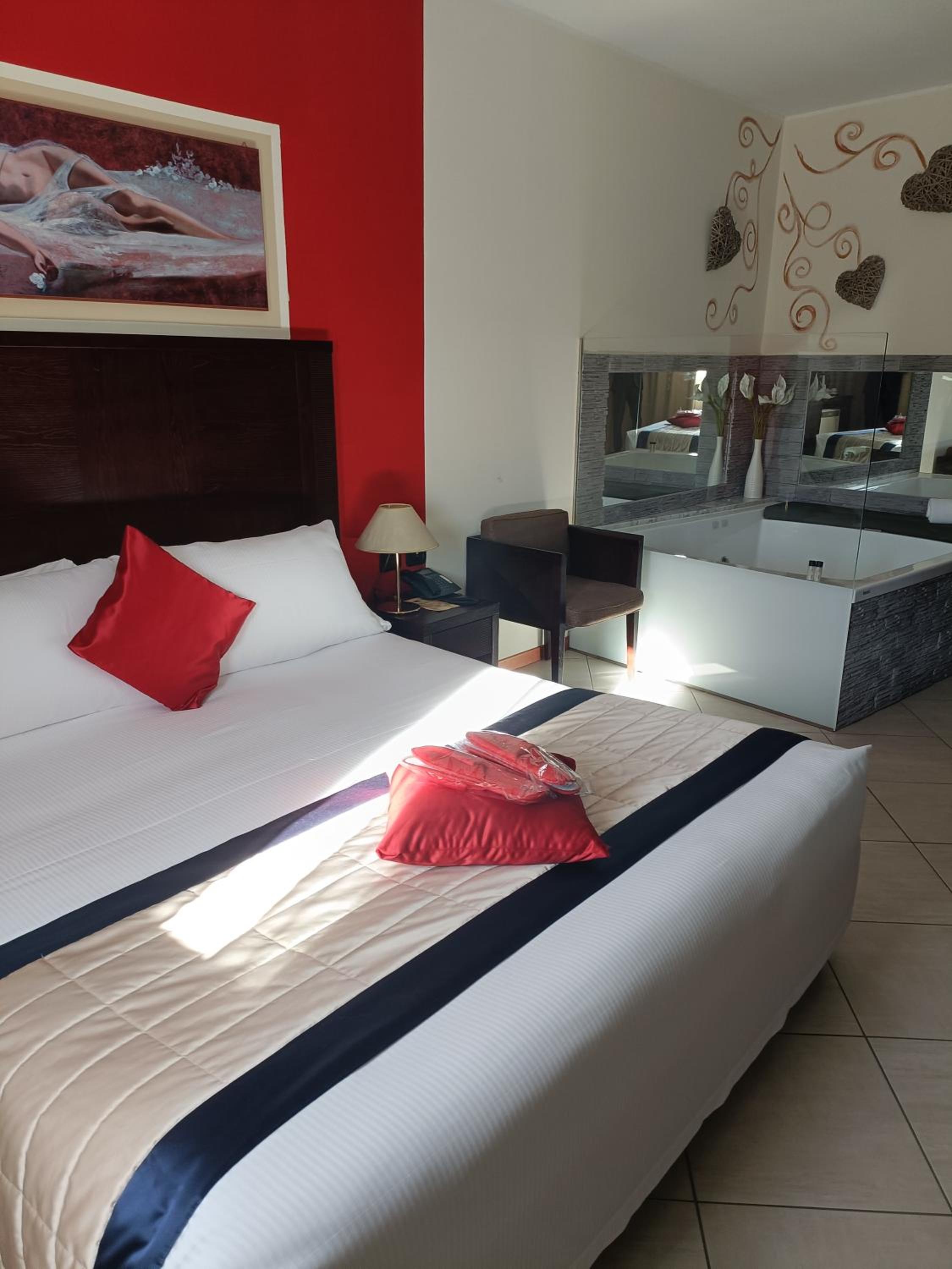Deluxe Suite with Spa Bath - Photo 4