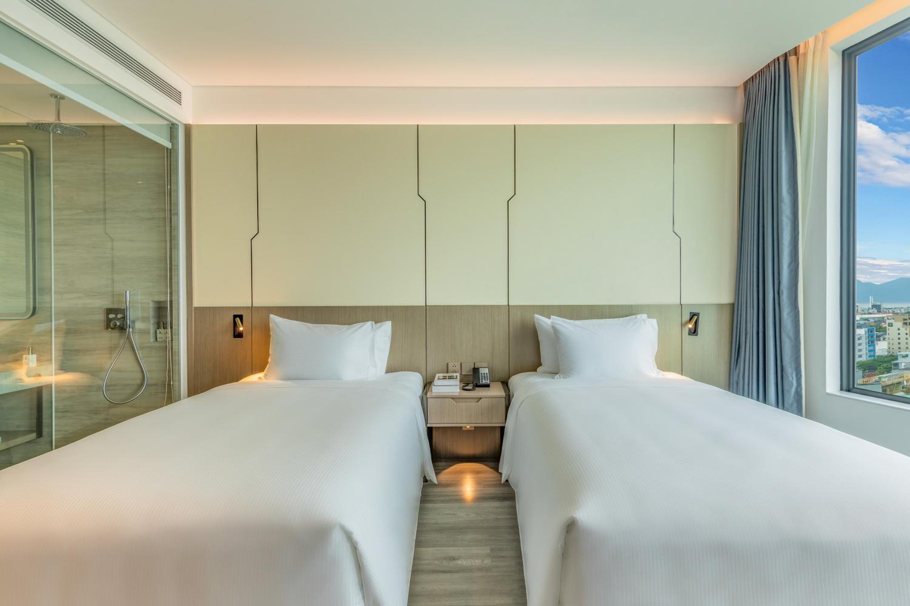 Deluxe Twin Room with Partial Sea View - Photo 5