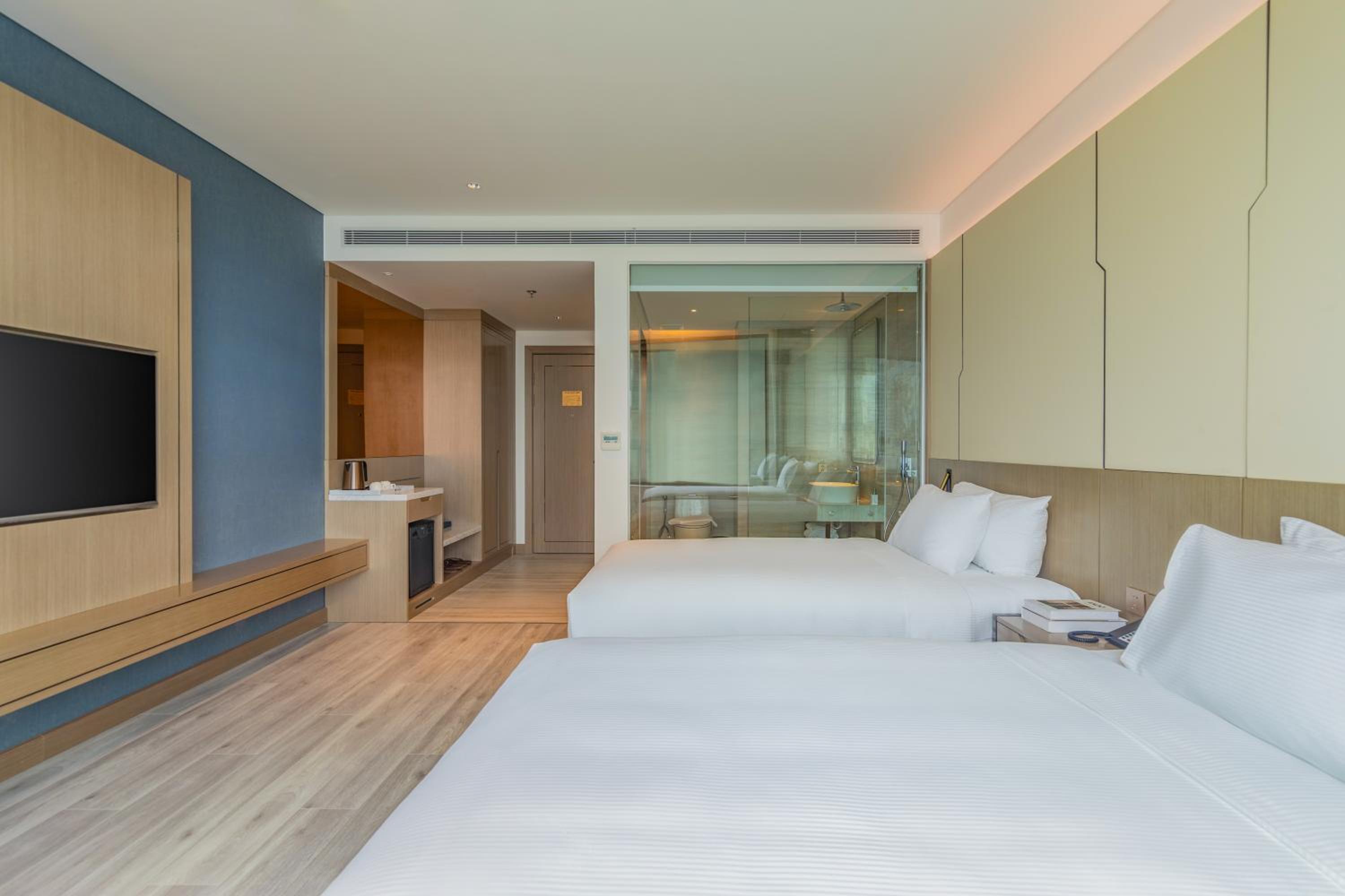 Deluxe Twin Room with Partial Sea View - Photo 4
