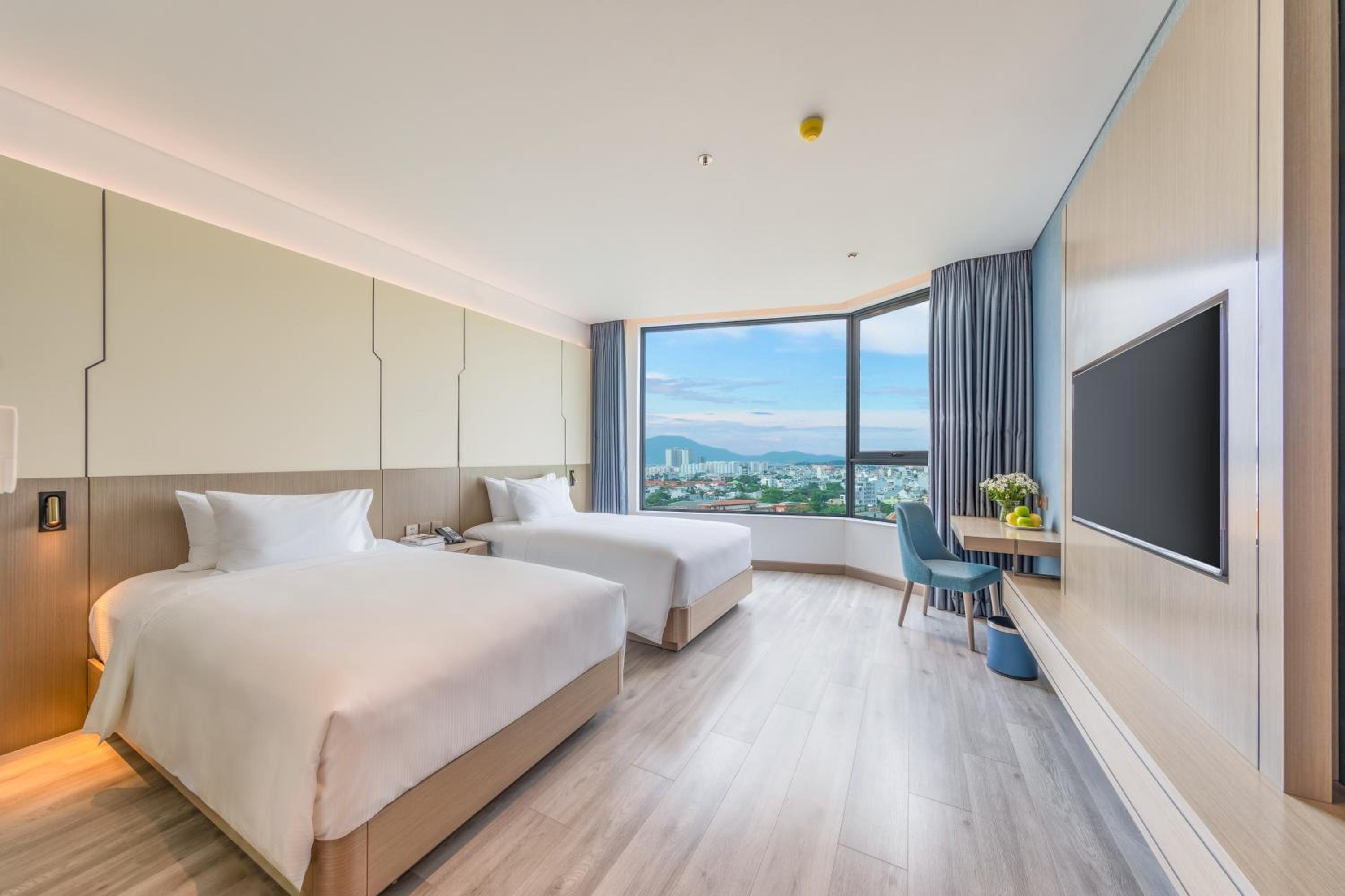 Deluxe Twin Room with Partial Sea View - Photo 1