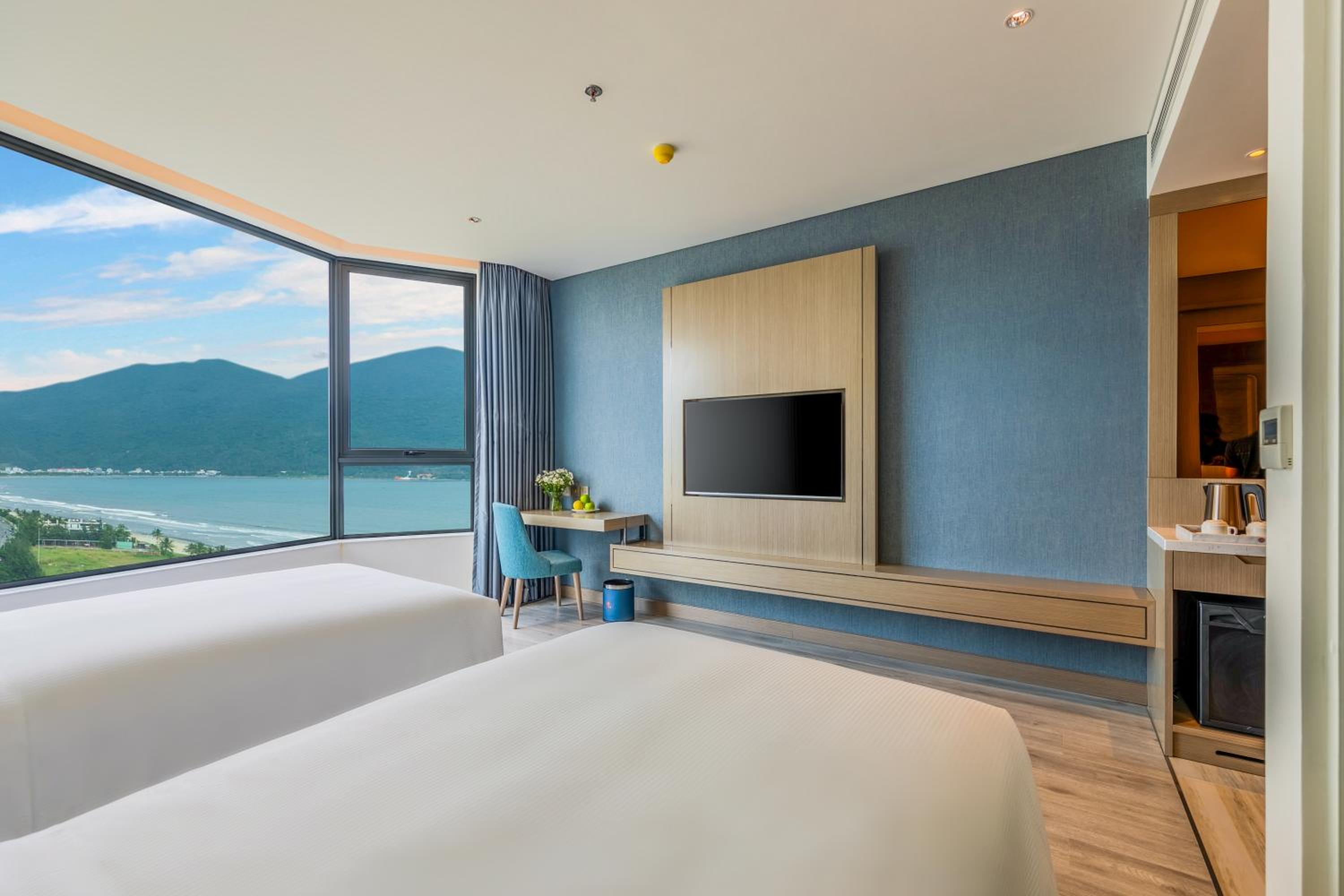 Deluxe Twin Room with Partial Sea View - Photo 3