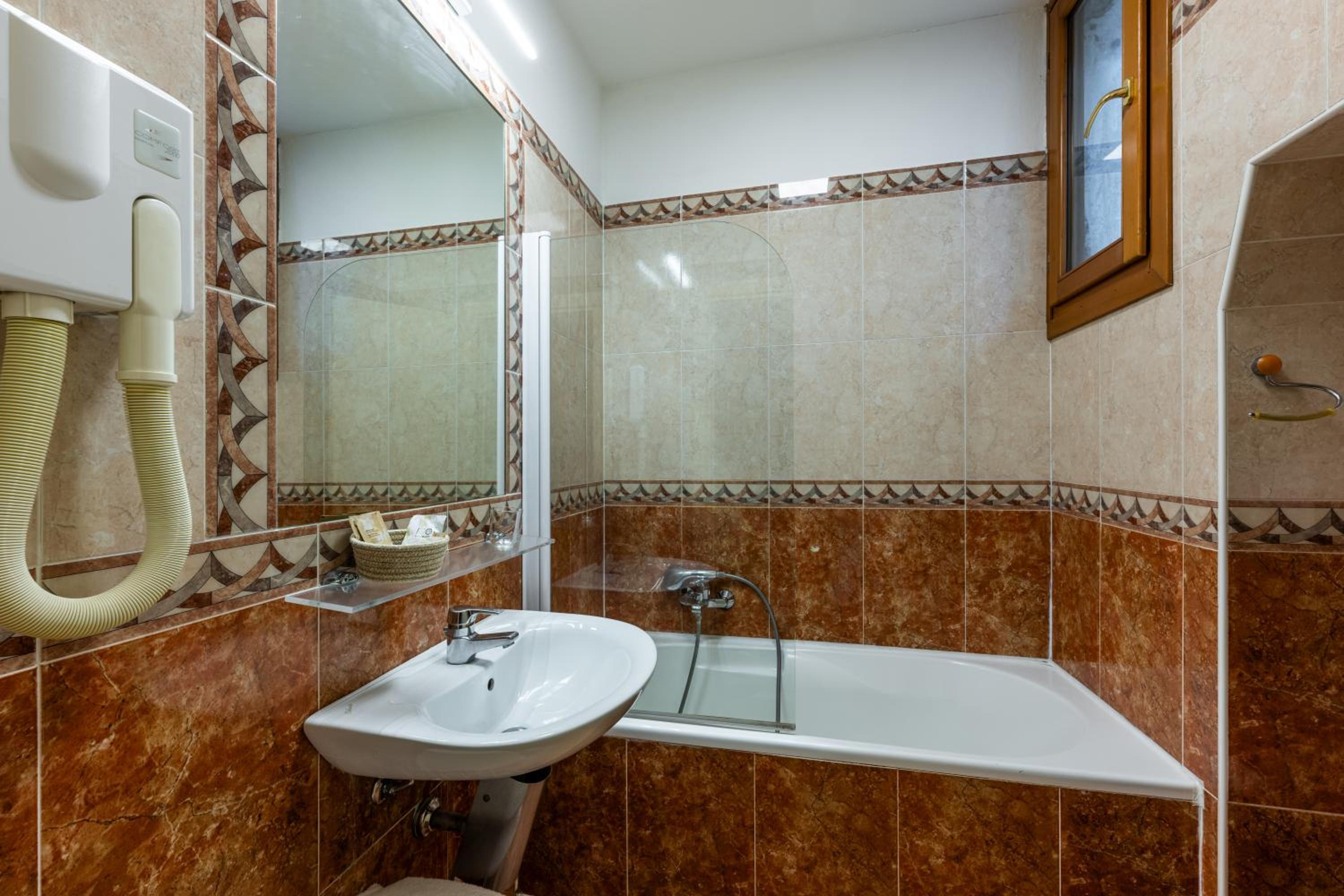 Deluxe Double or Twin Room with Balcony photo 3