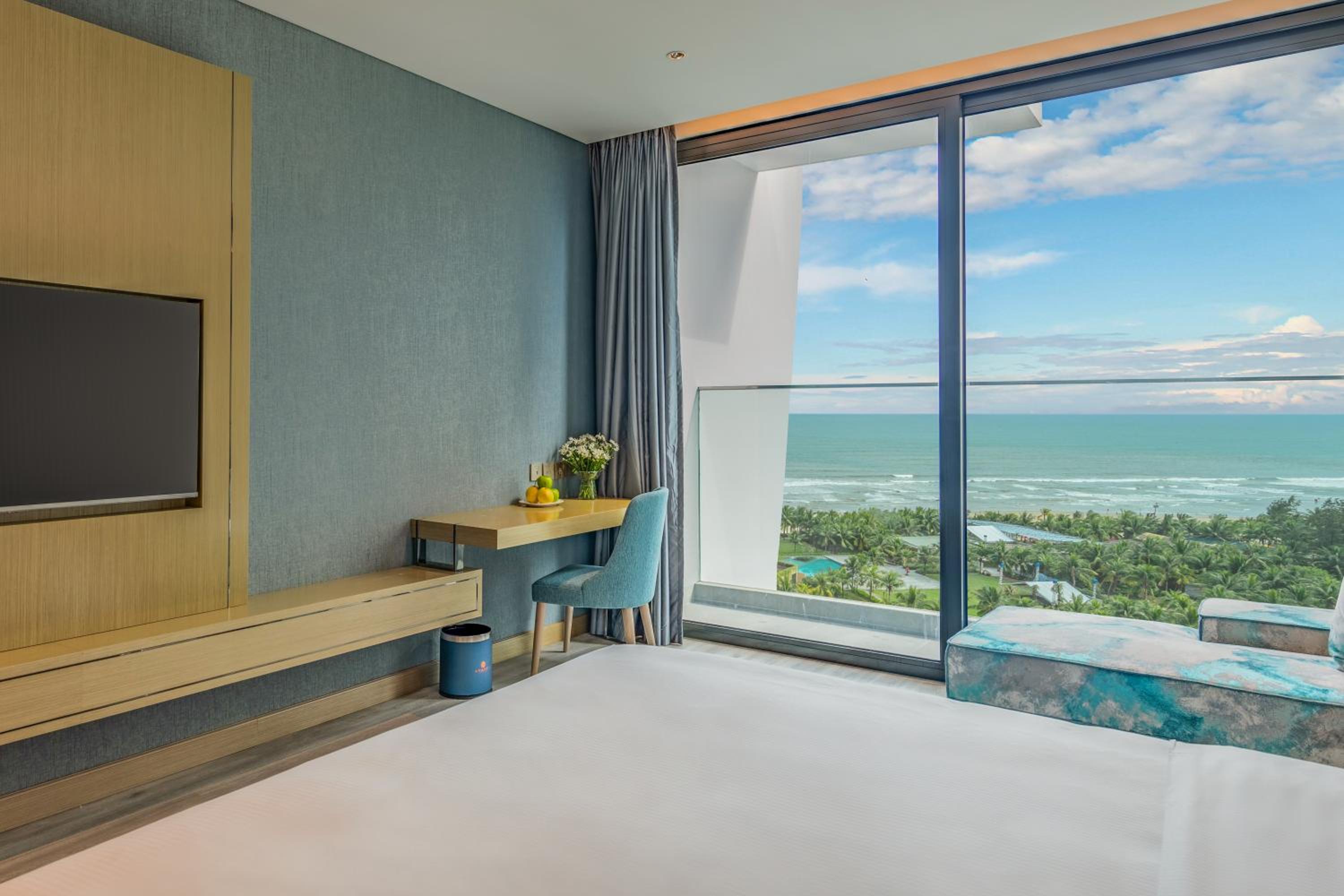 Premier Double Room Partial Sea View with Balcony - Photo 4