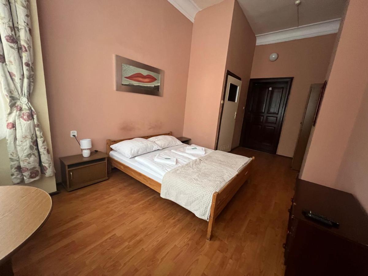 Double Room with Private Bathroom - Photo 2