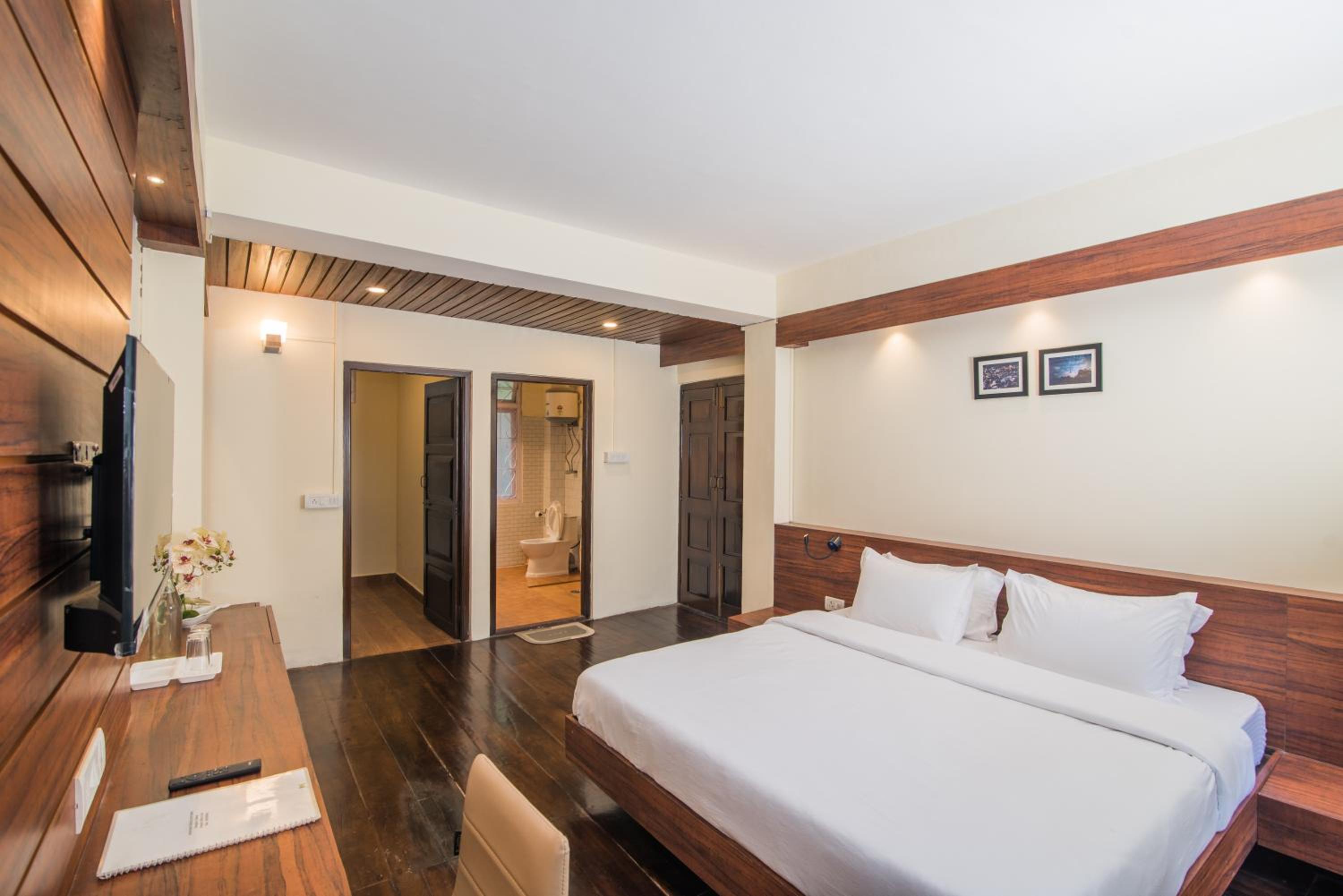 Deluxe Double Room with Balcony photo 3