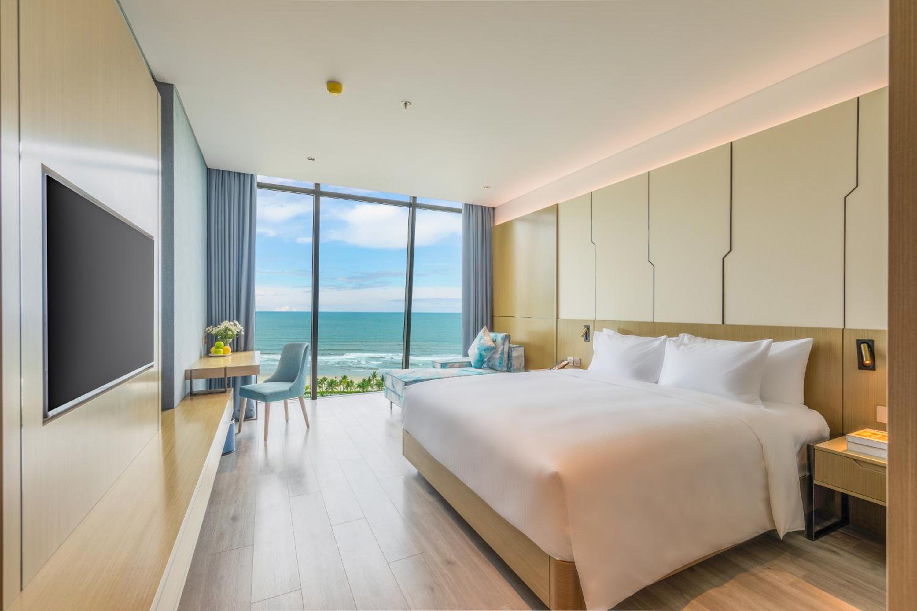 Suite King Room Ocean Front with Bathtub - Photo 1