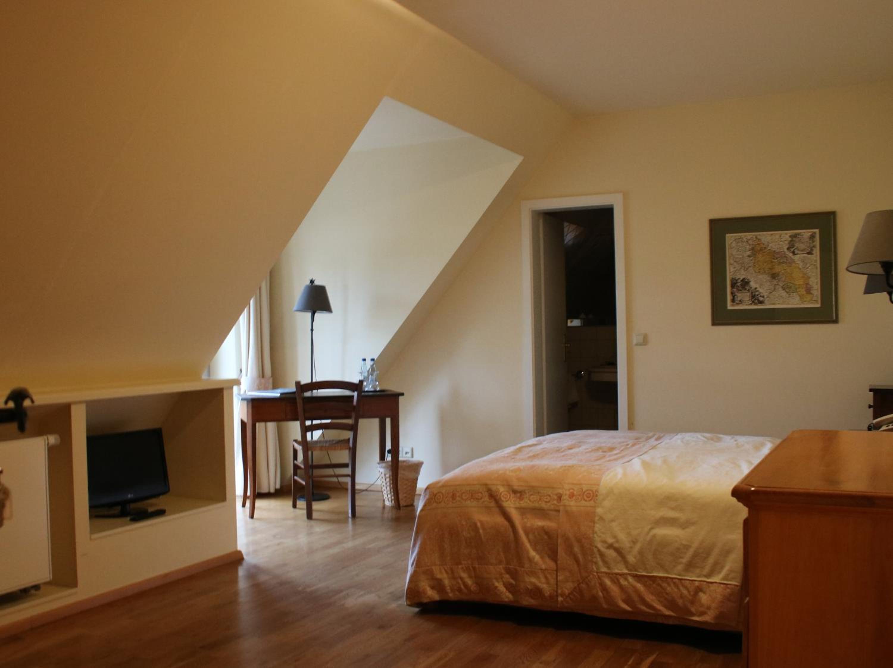 Single Room - adjoining building photo 2
