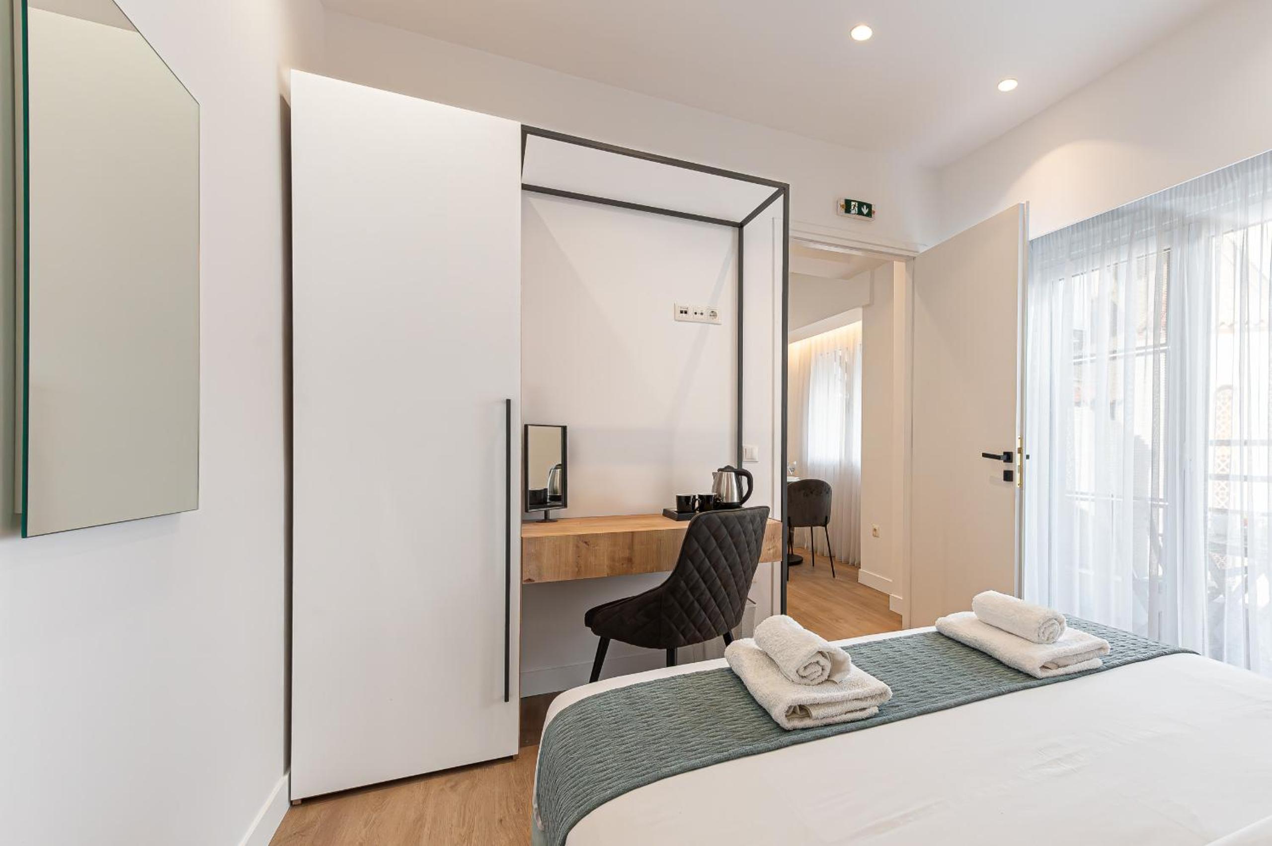 Deluxe Double Room with Balcony photo 2