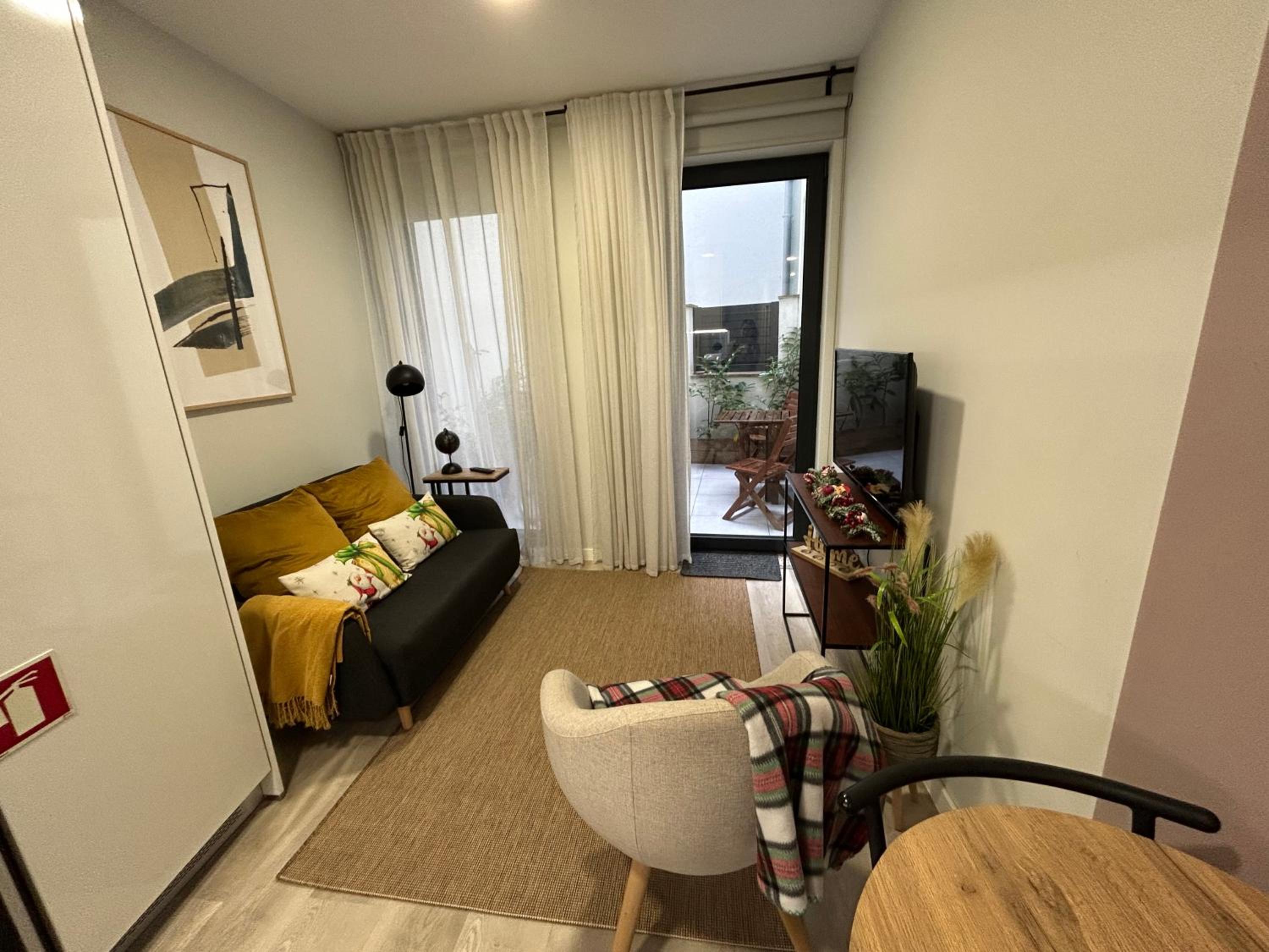 One-Bedroom Apartment photo 1