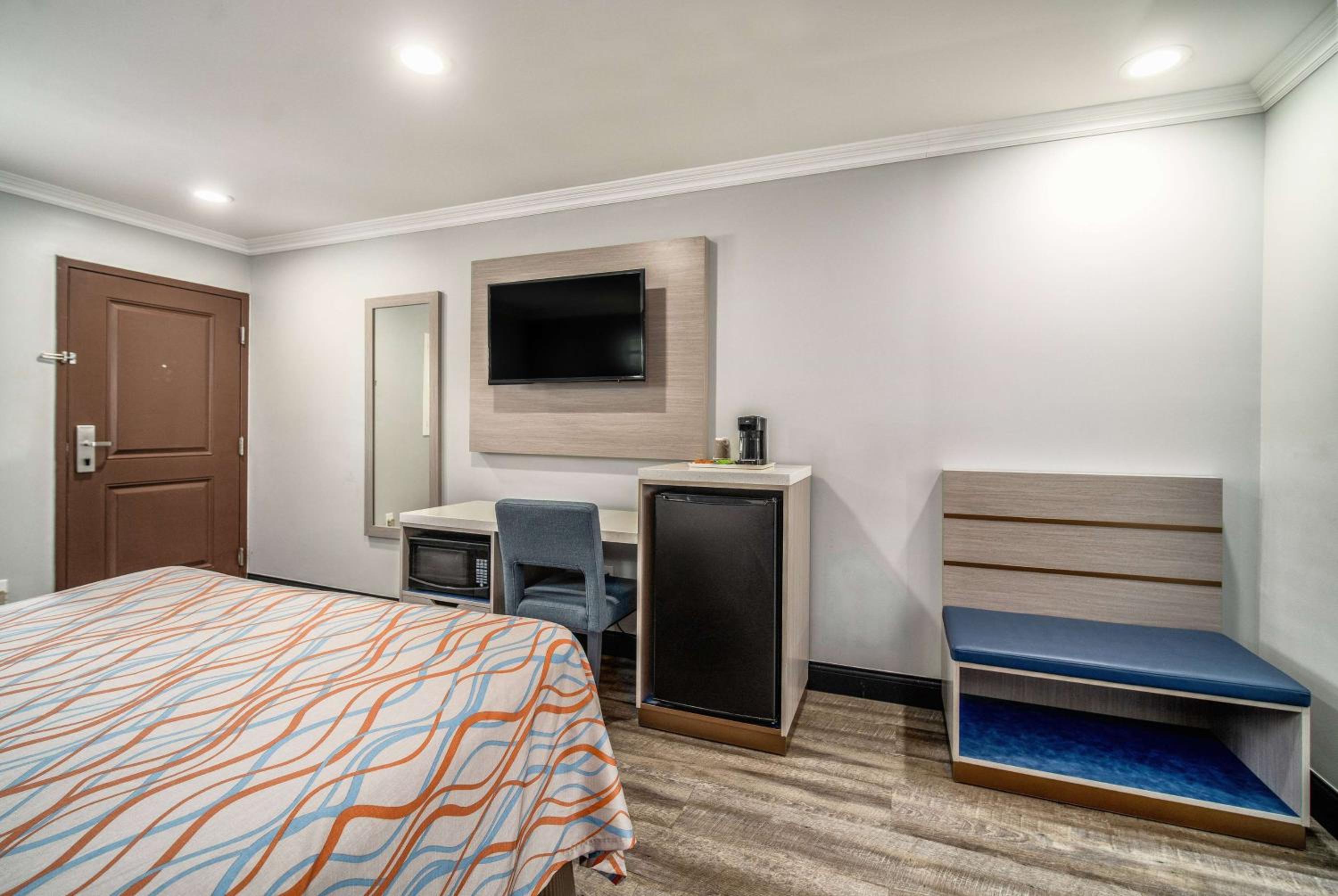 Queen Room with Mobility/Hearing Access - Non-Smoking