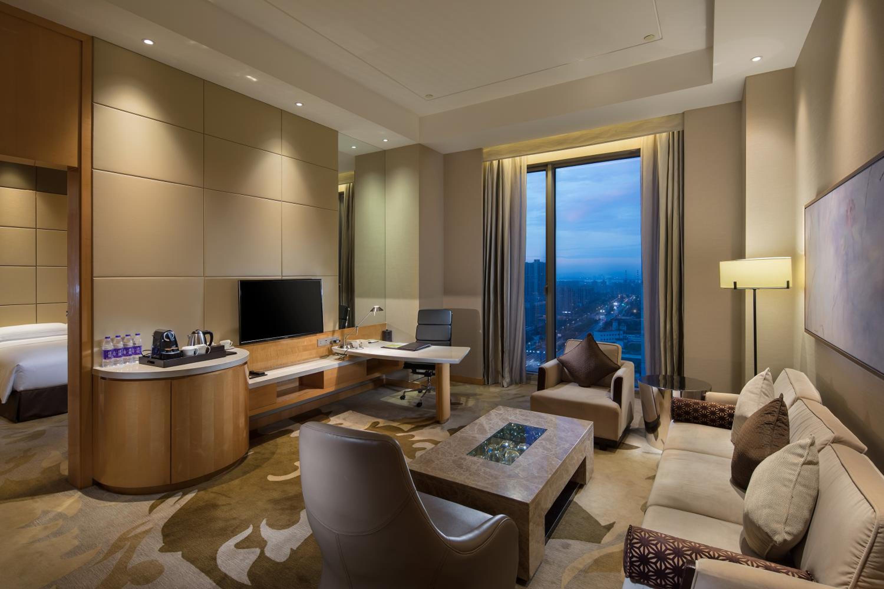 Deluxe King Suite - Lounge Access