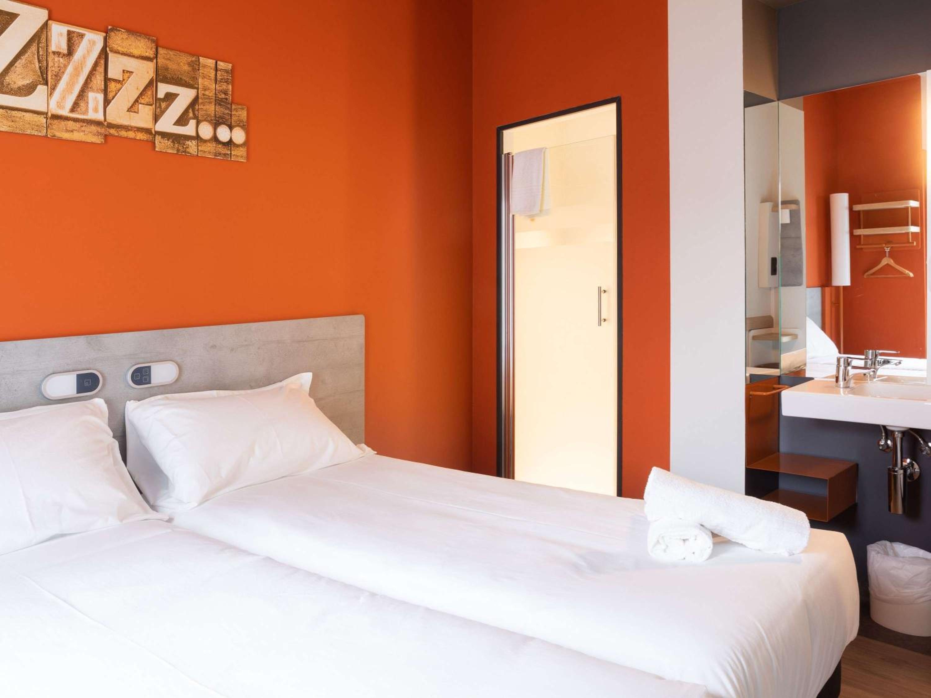 Standard Twin Room - Photo 8