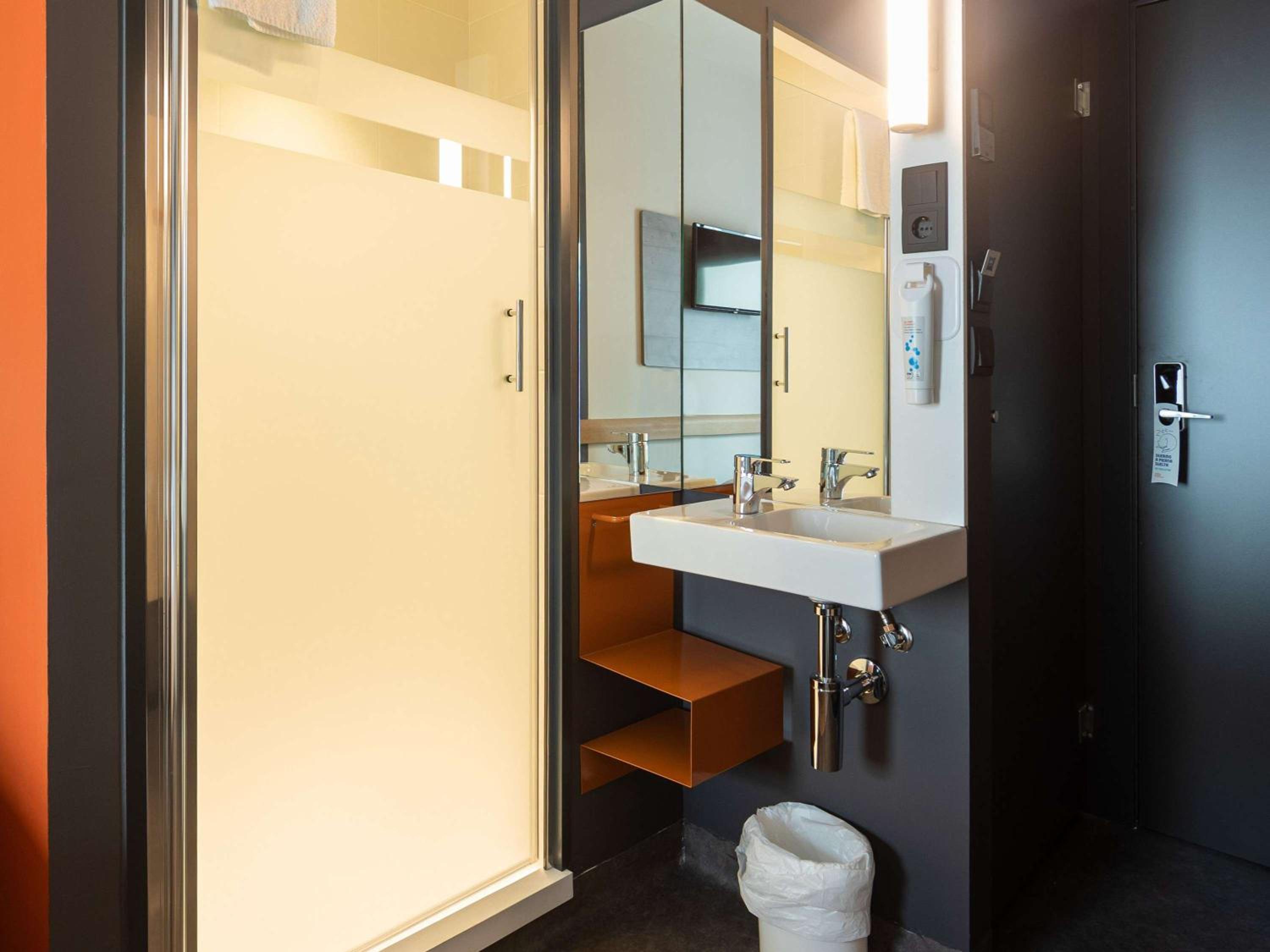 Standard Twin Room - Photo 4