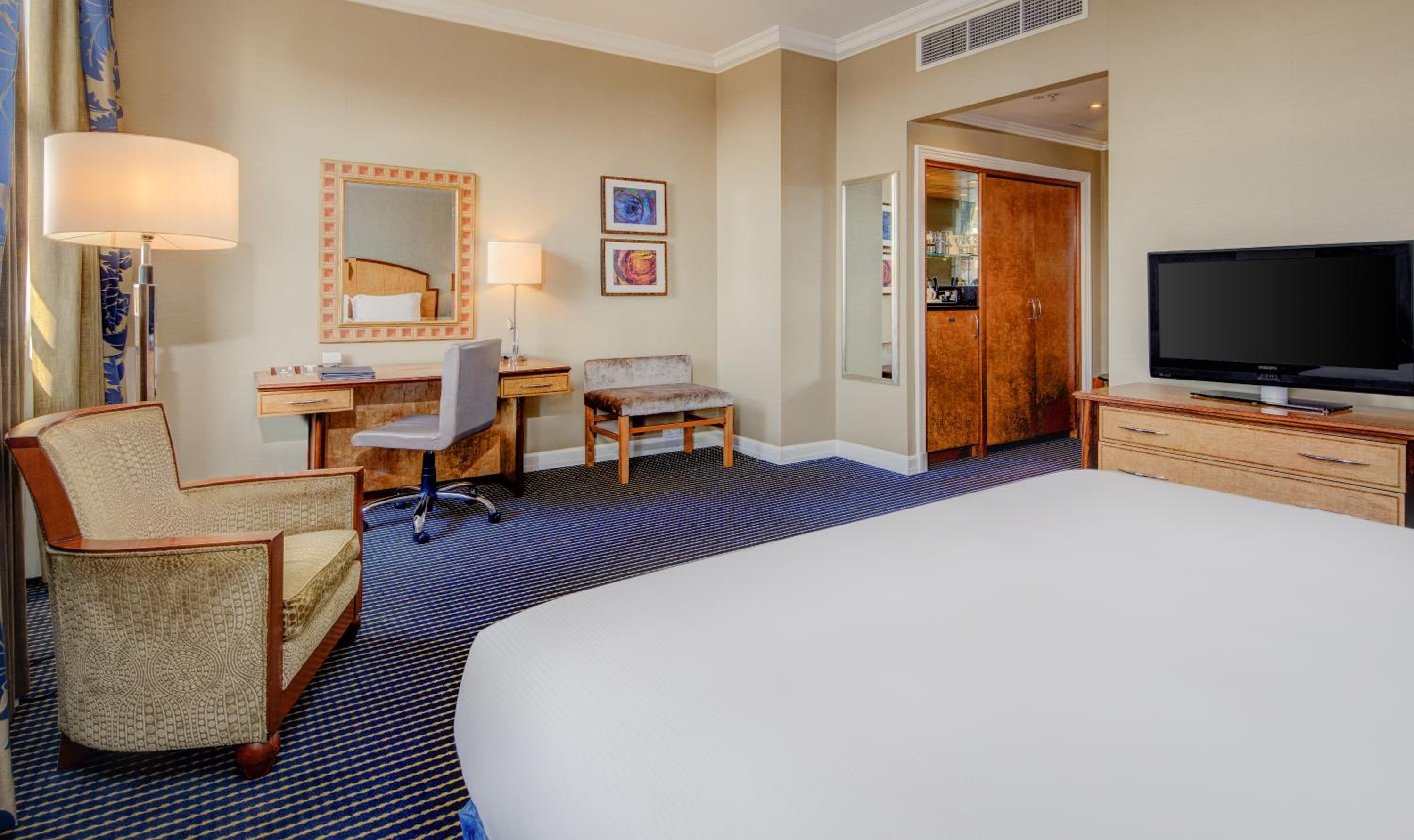 Deluxe Double Room thumbnail 5