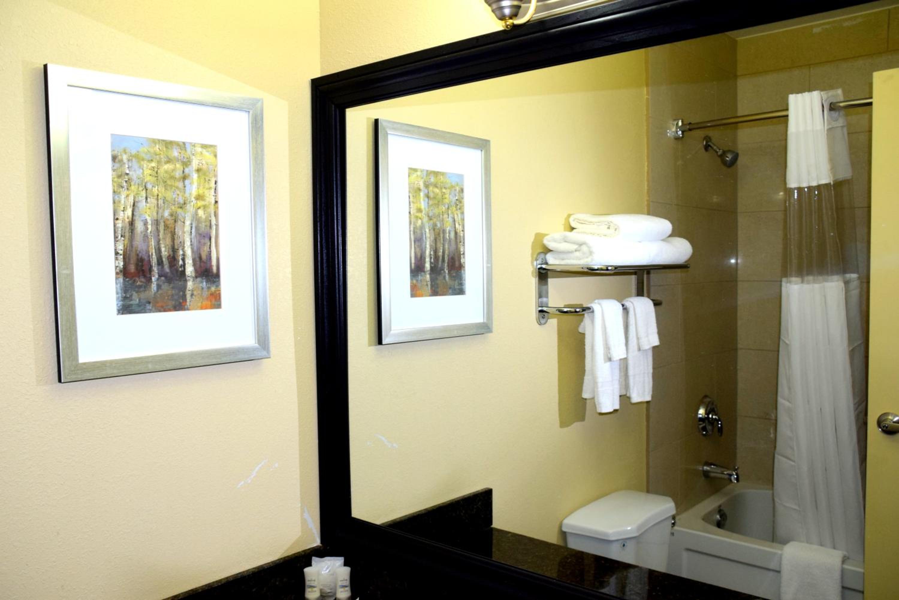 Queen Room with Two Queen Beds with River View - Non-Smoking photo 2