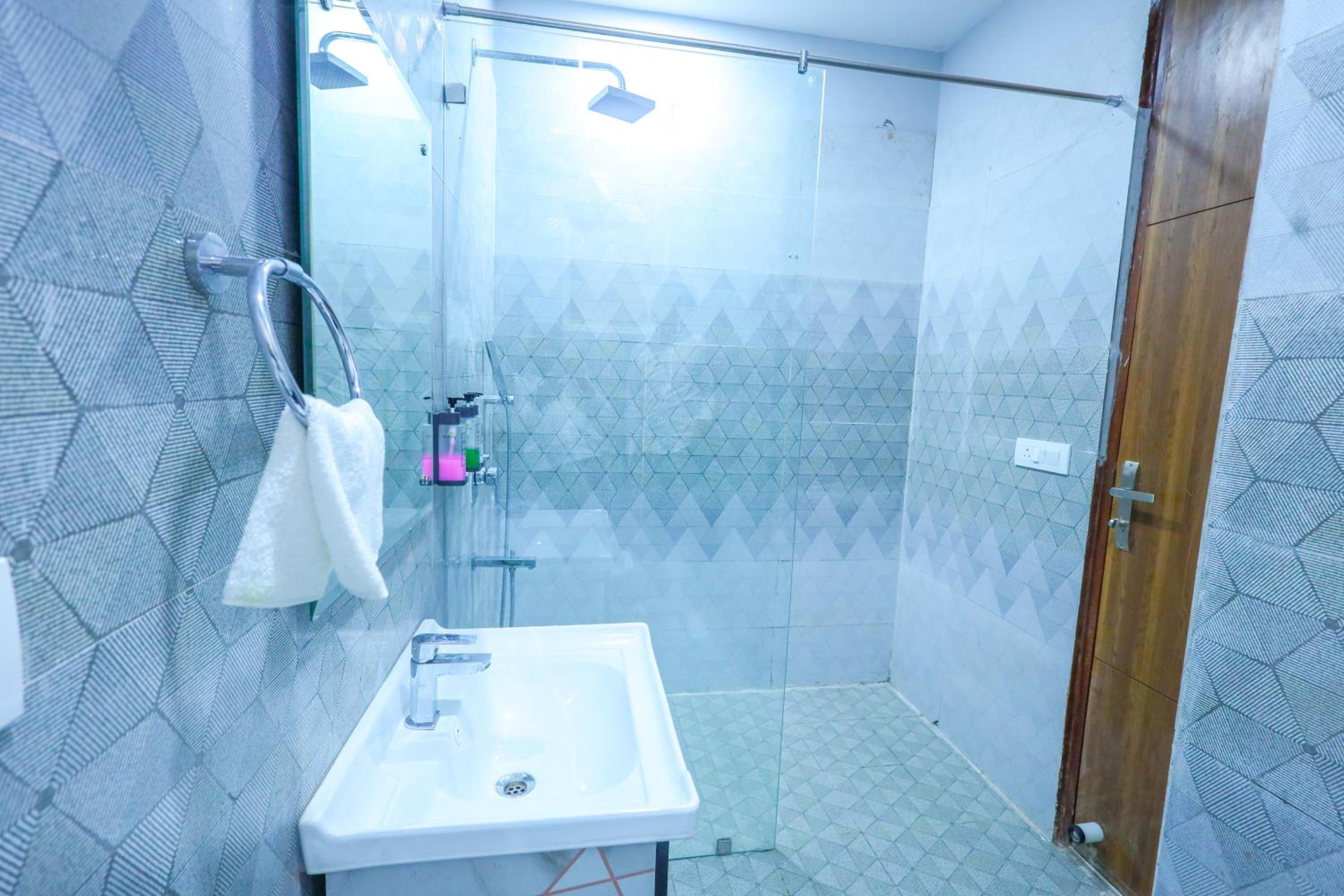 Deluxe Room - Photo 13