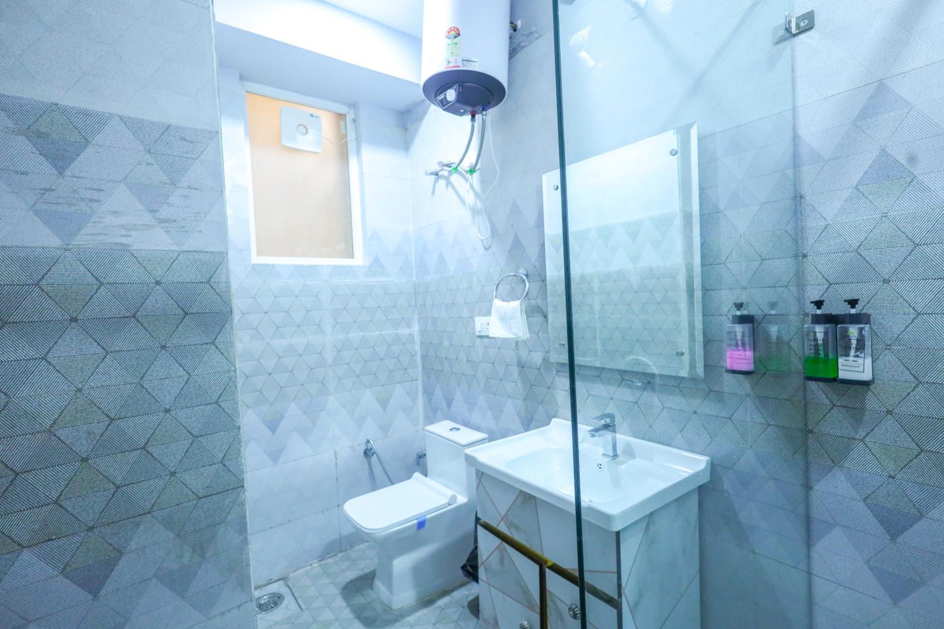 Deluxe Room - Photo 11