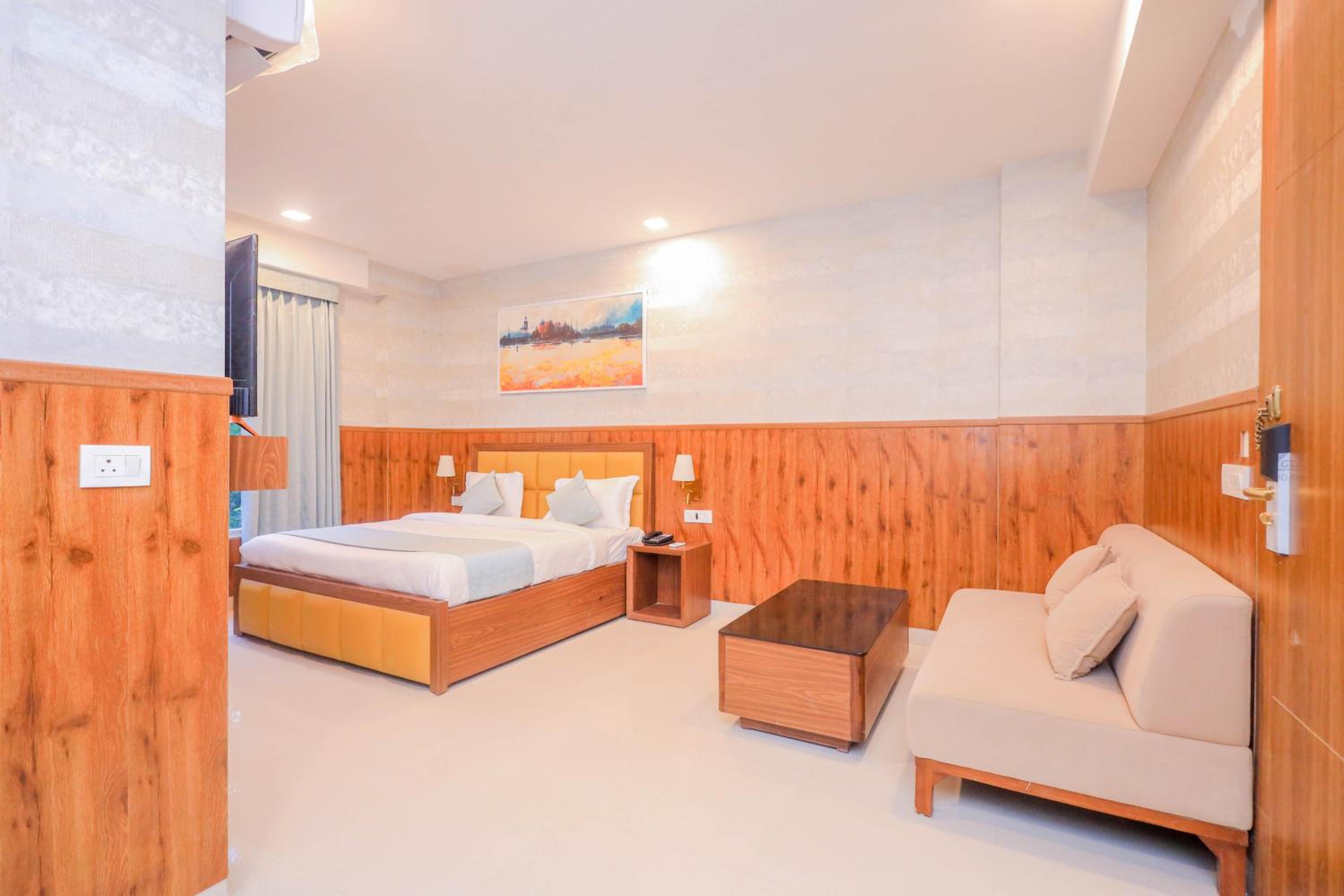 Deluxe King Room - Photo 9