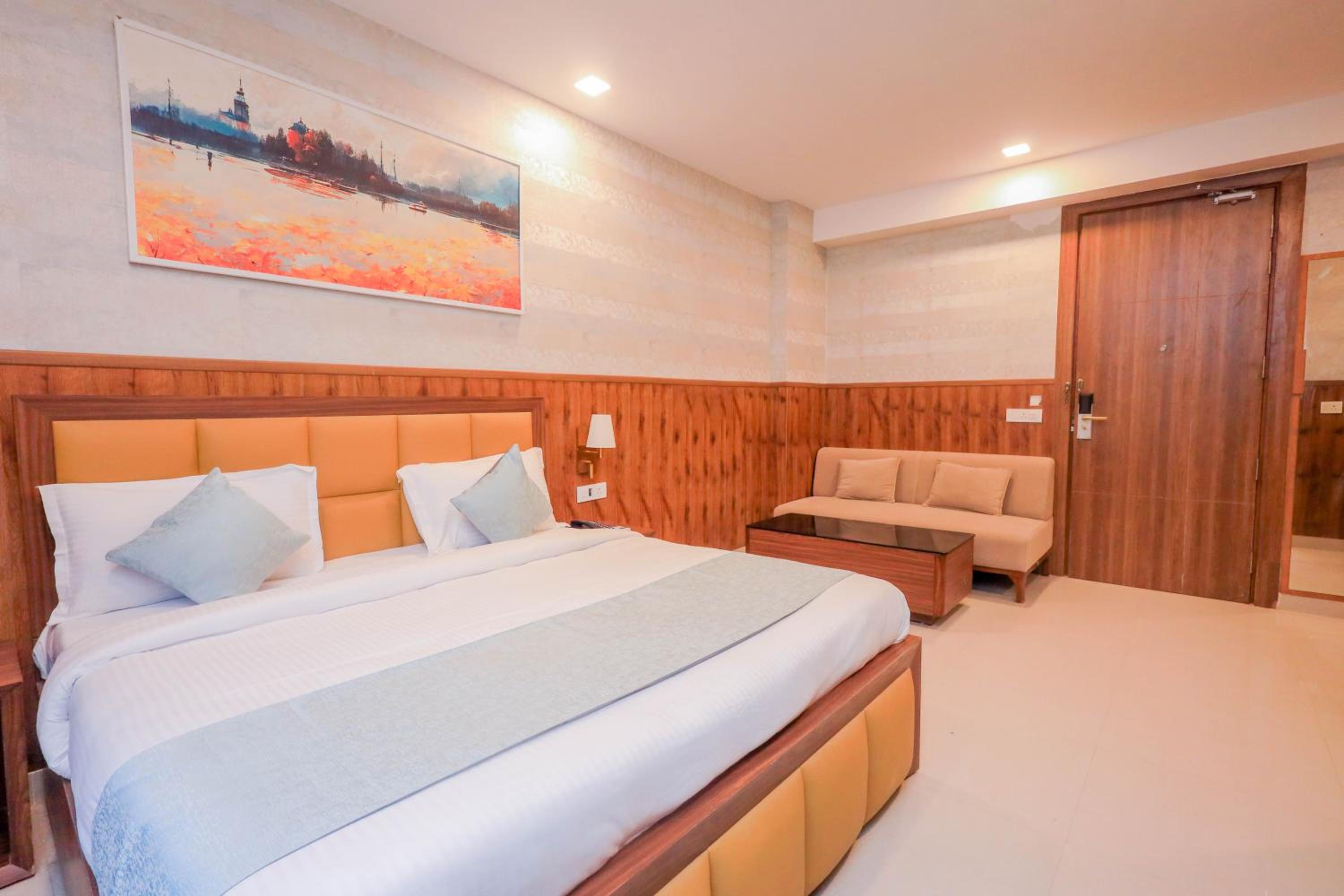 Deluxe King Room - Photo 10