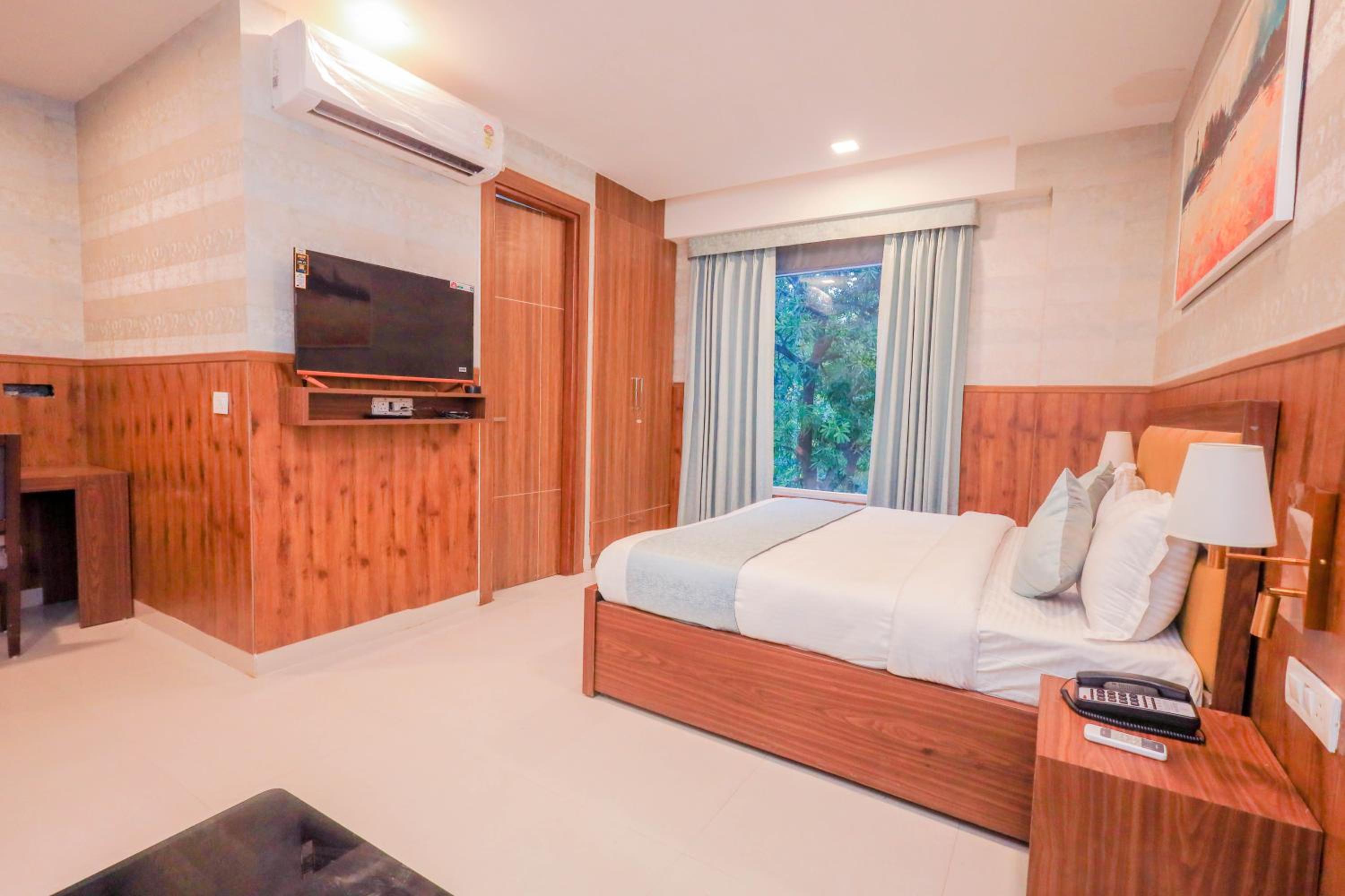 Deluxe King Room - Photo 11