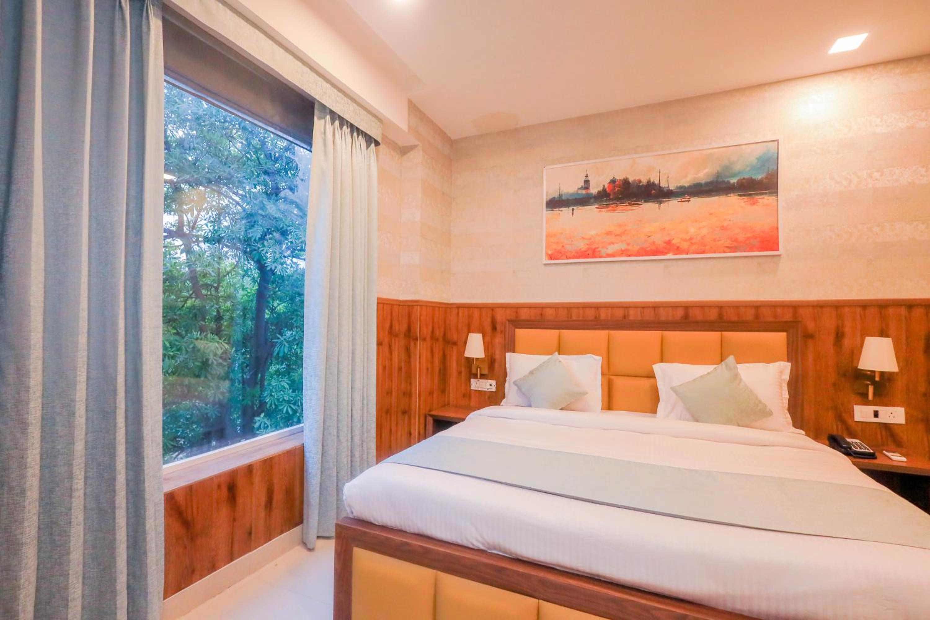Deluxe King Room - Photo 7