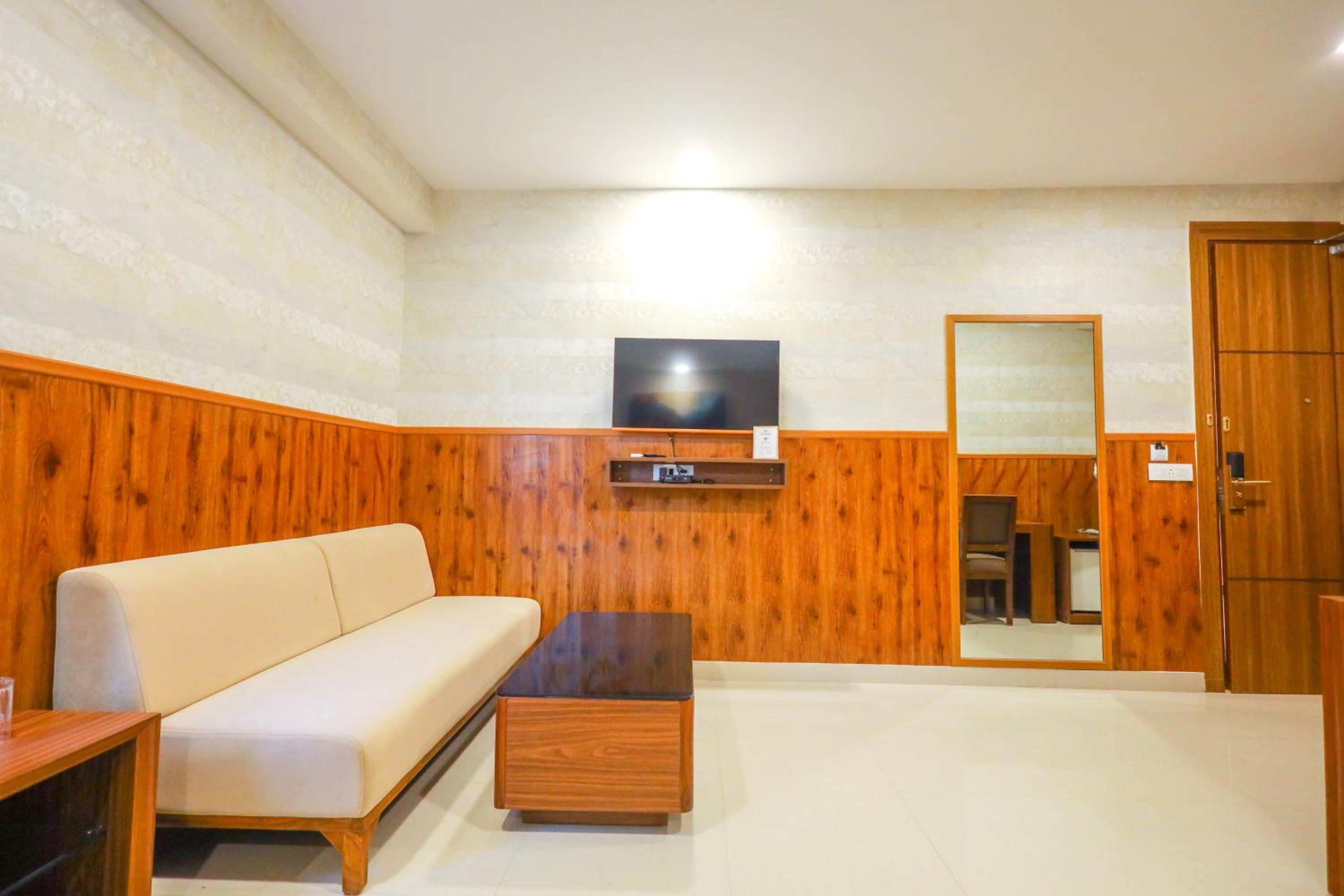 Deluxe King Room - Photo 8