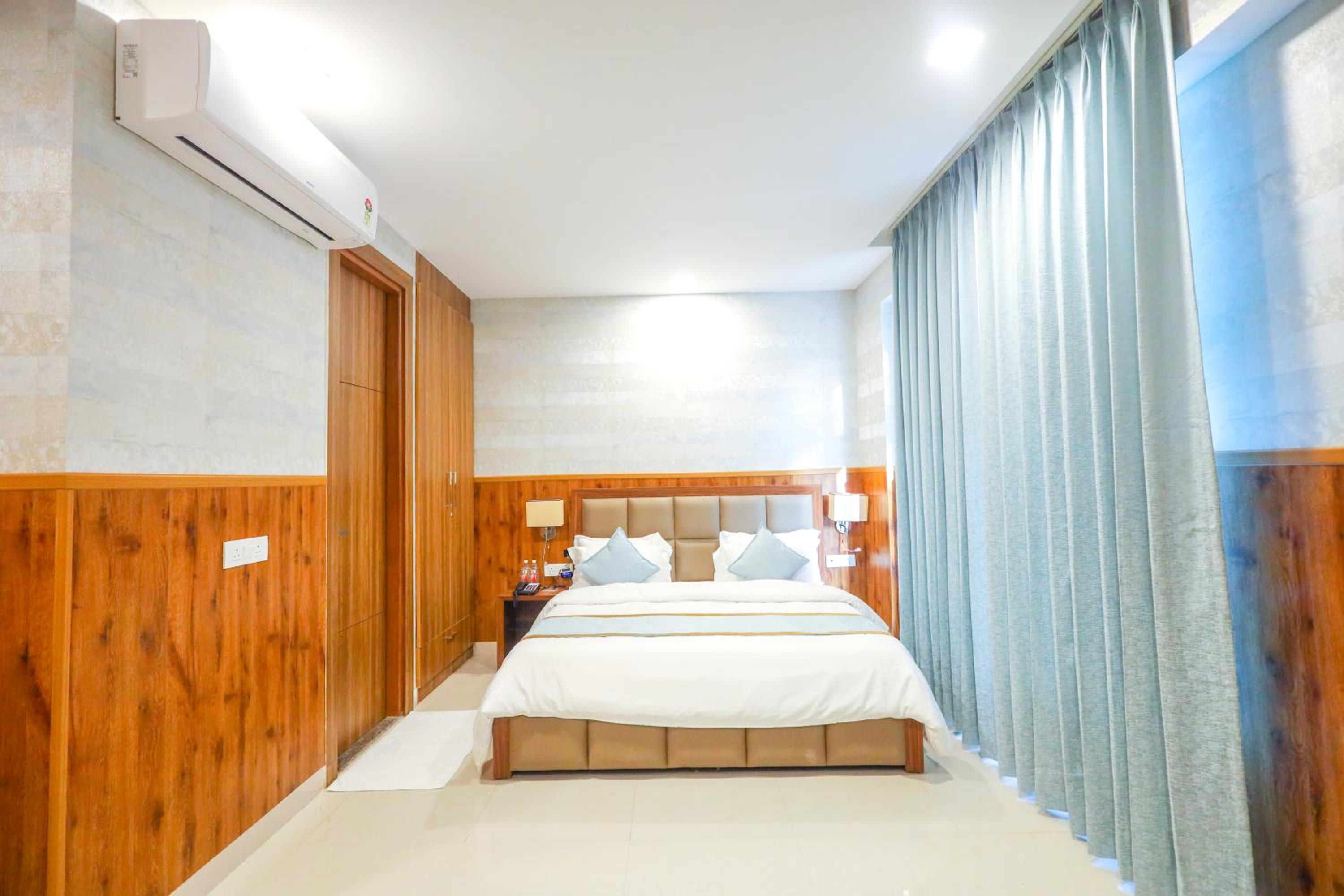 Deluxe King Room - Photo 5