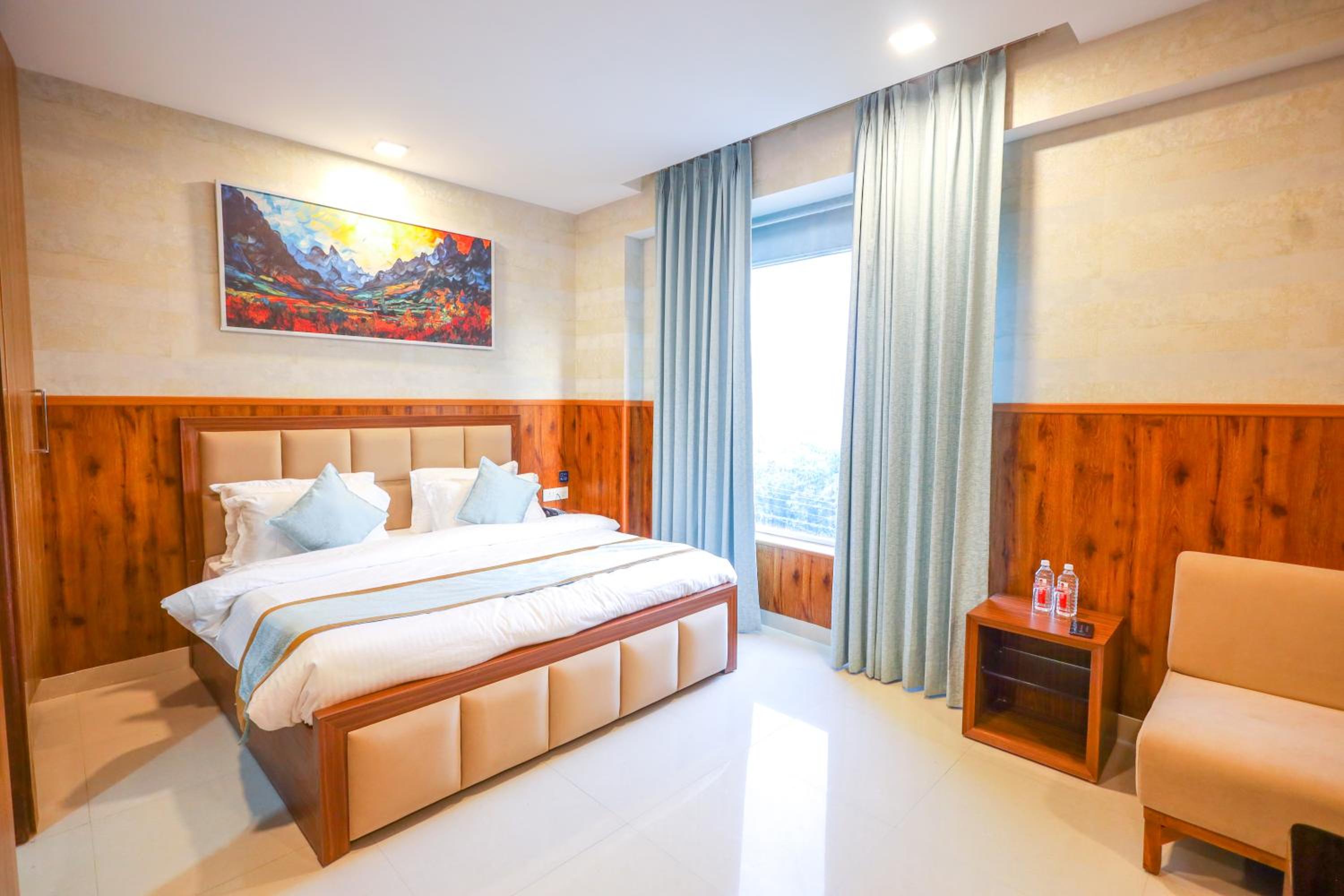 Deluxe King Room - Photo 13