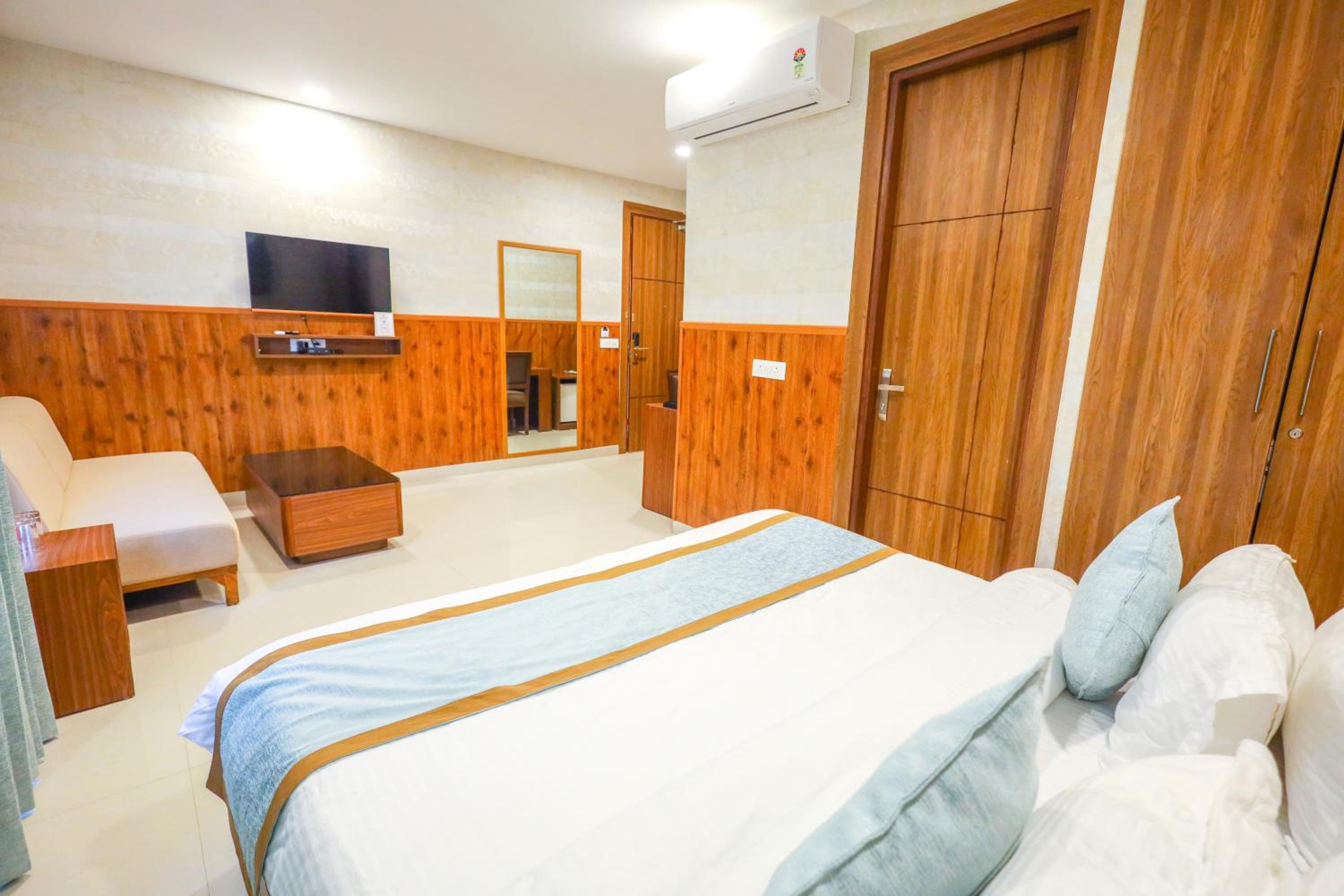 Deluxe King Room - Photo 4