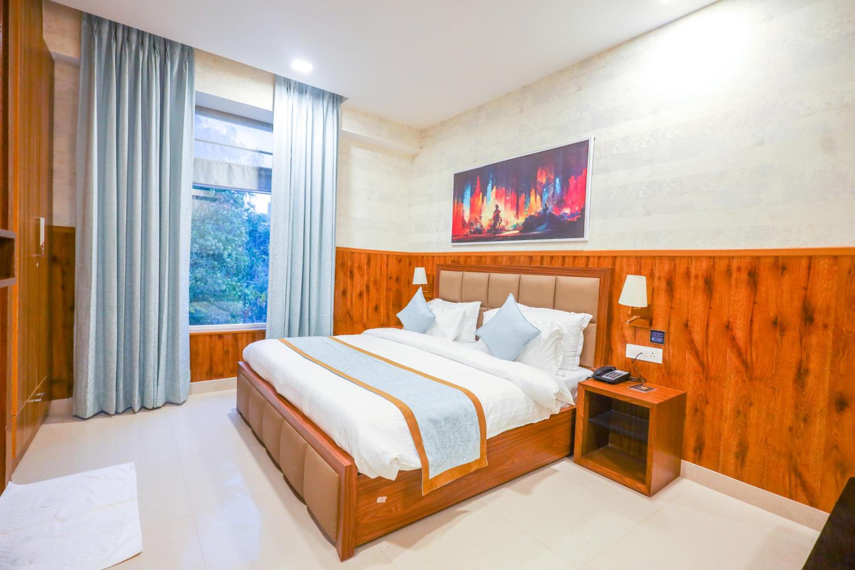 Deluxe King Room - Photo 12