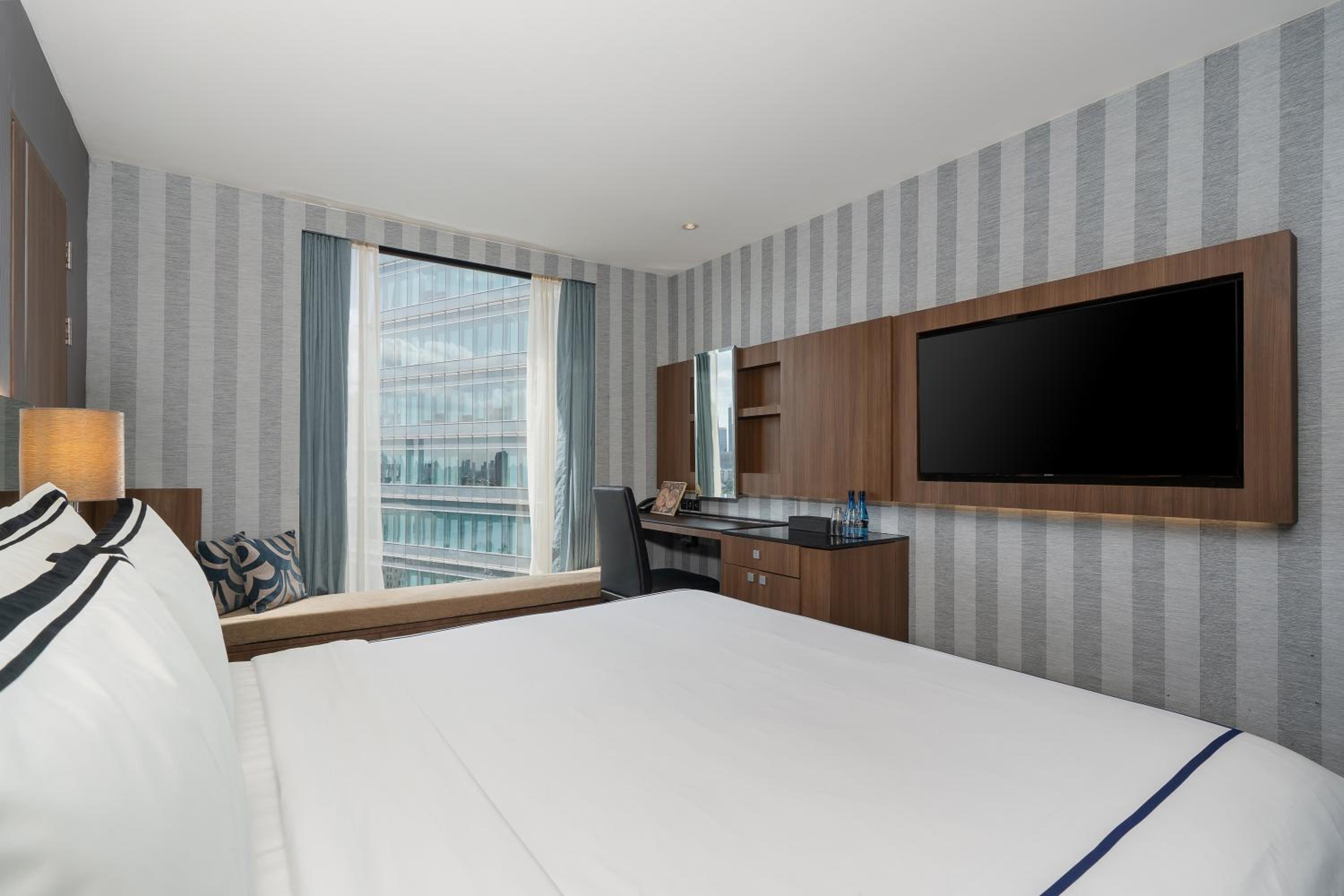 Family Room With City View photo 2