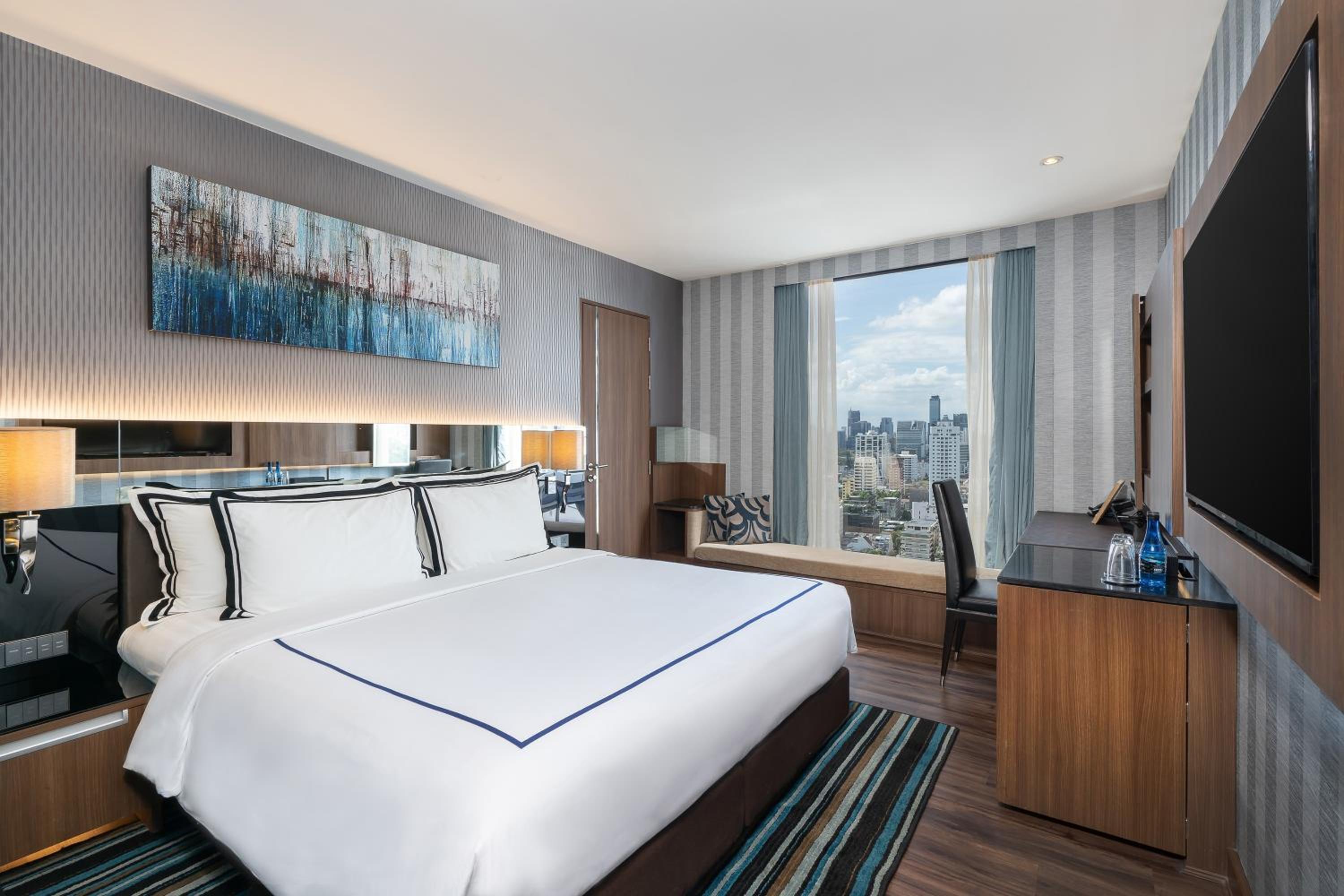 Family Room With City View photo 1