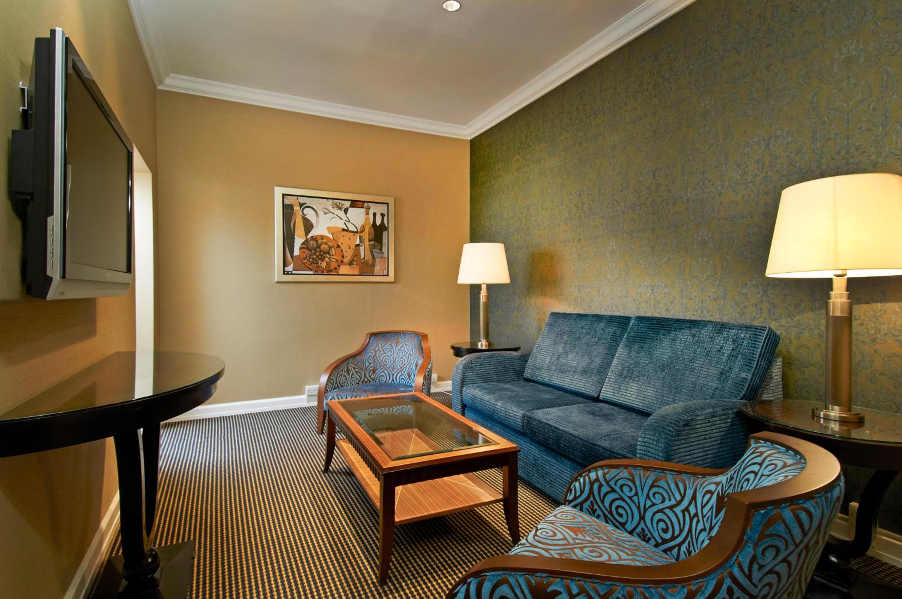 Queen Suite with Lounge Access