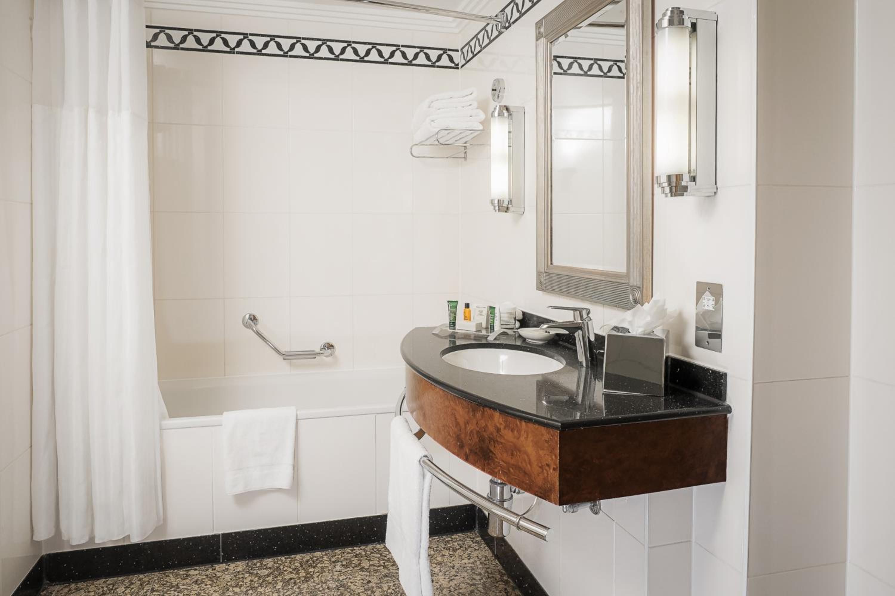 Queen Suite with Lounge Access