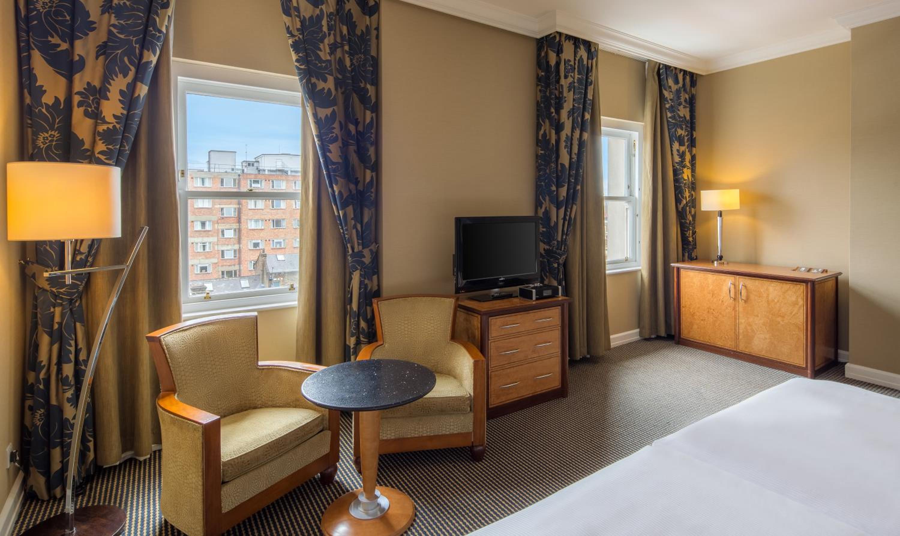 Queen Suite with Lounge Access