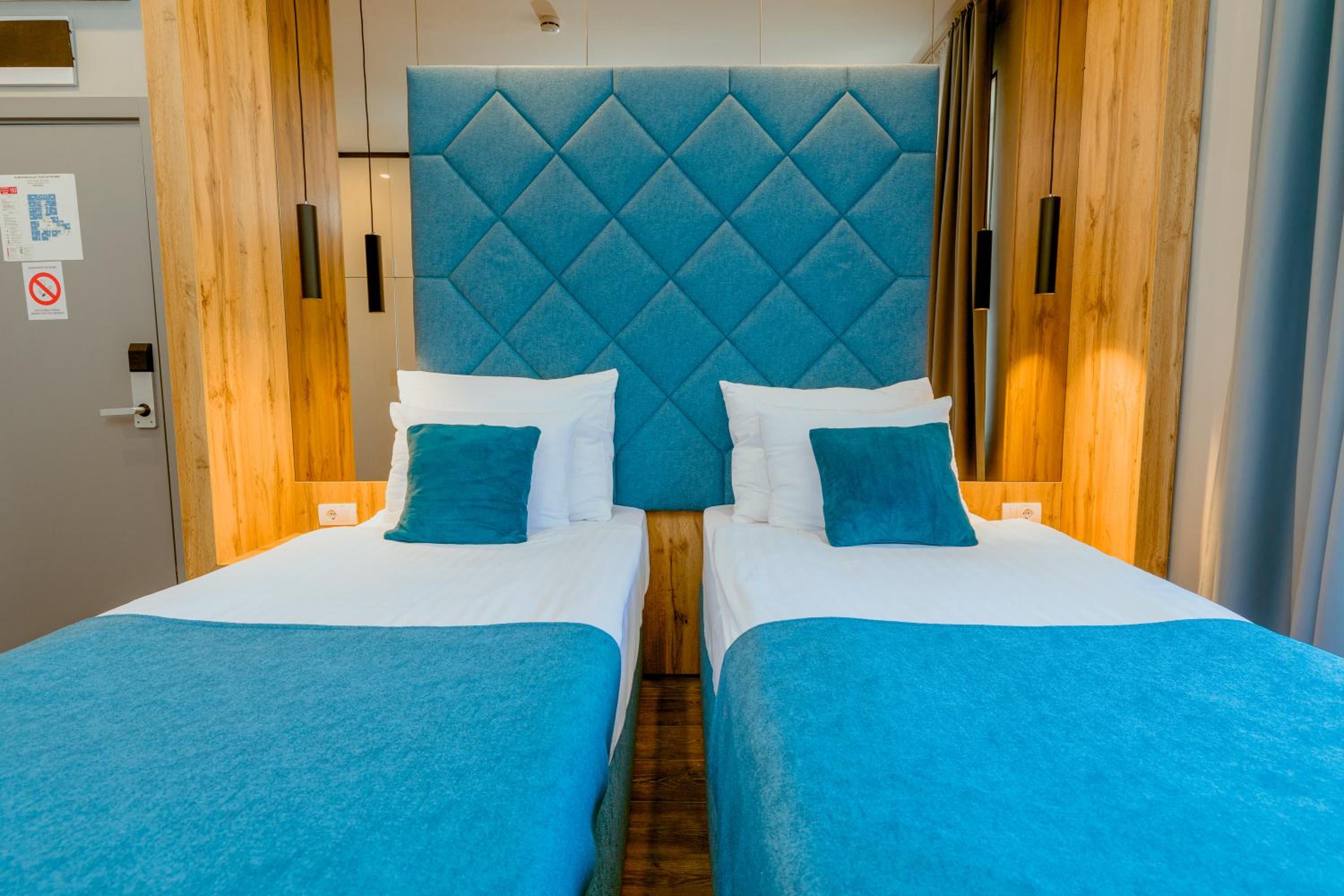 Standard Double or Twin Room - Photo 9