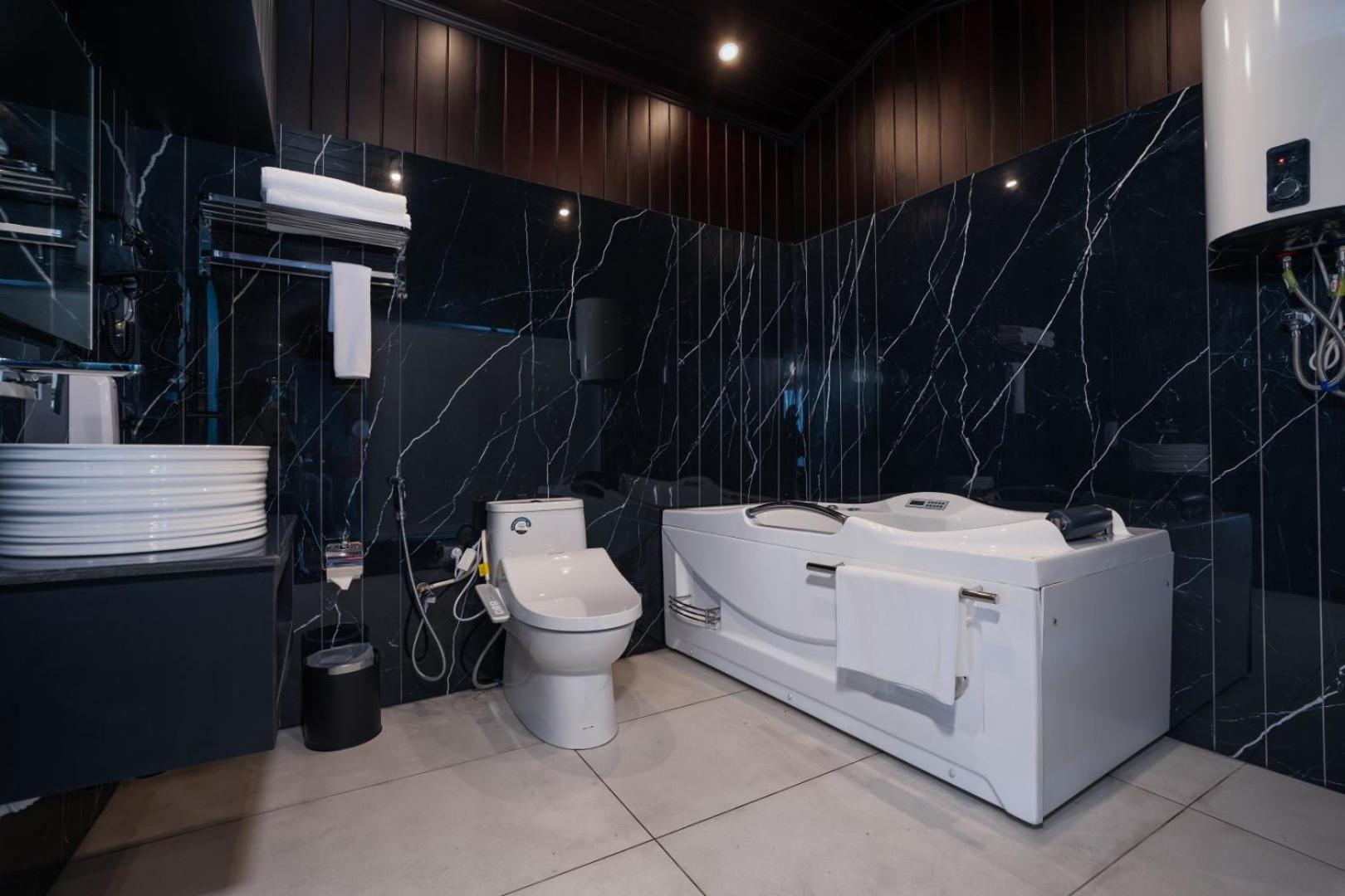Executive Suite with Jacuzzi - Photo 2