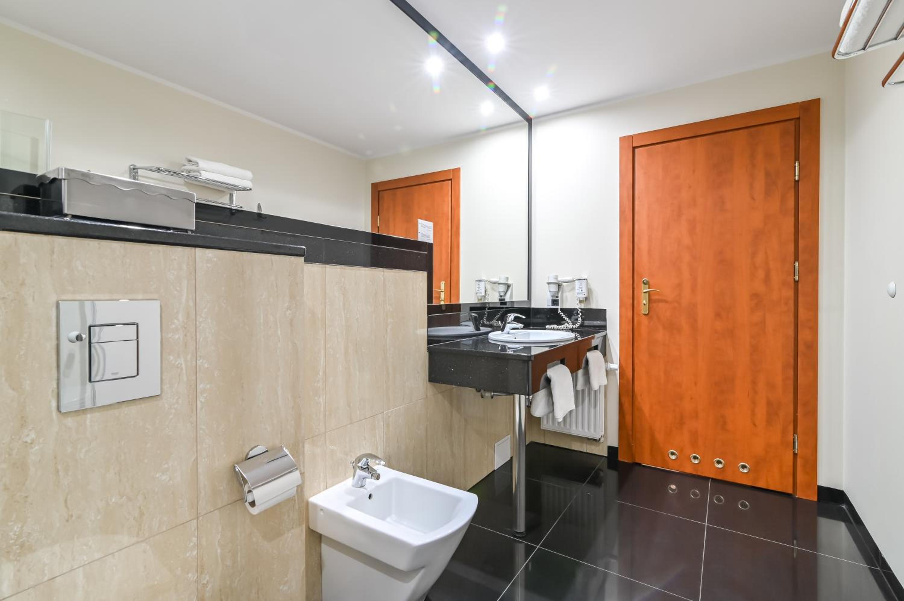 Double or Twin Room - Photo 5