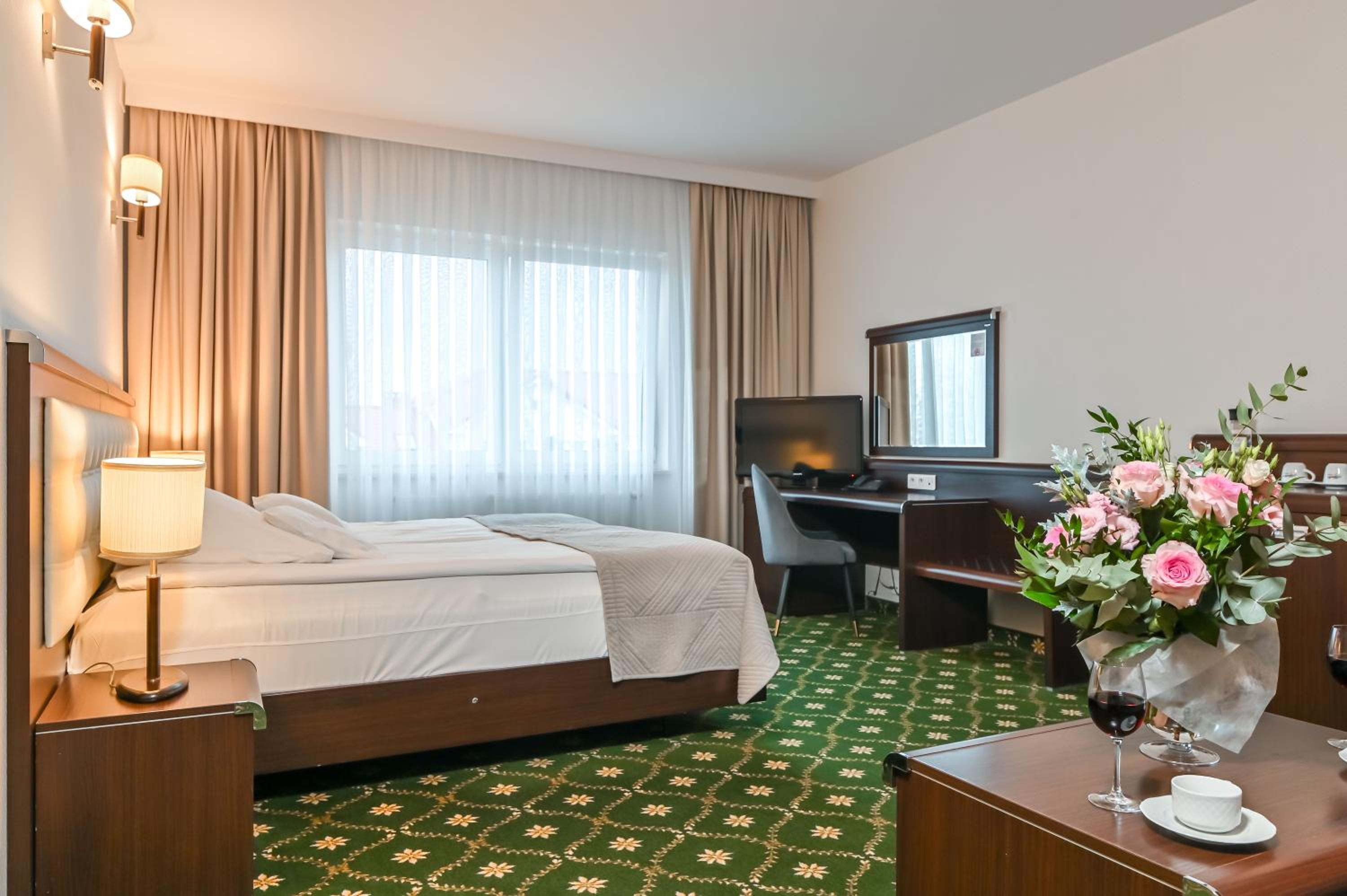 Executive King Room - Non-Smoking - Photo 1