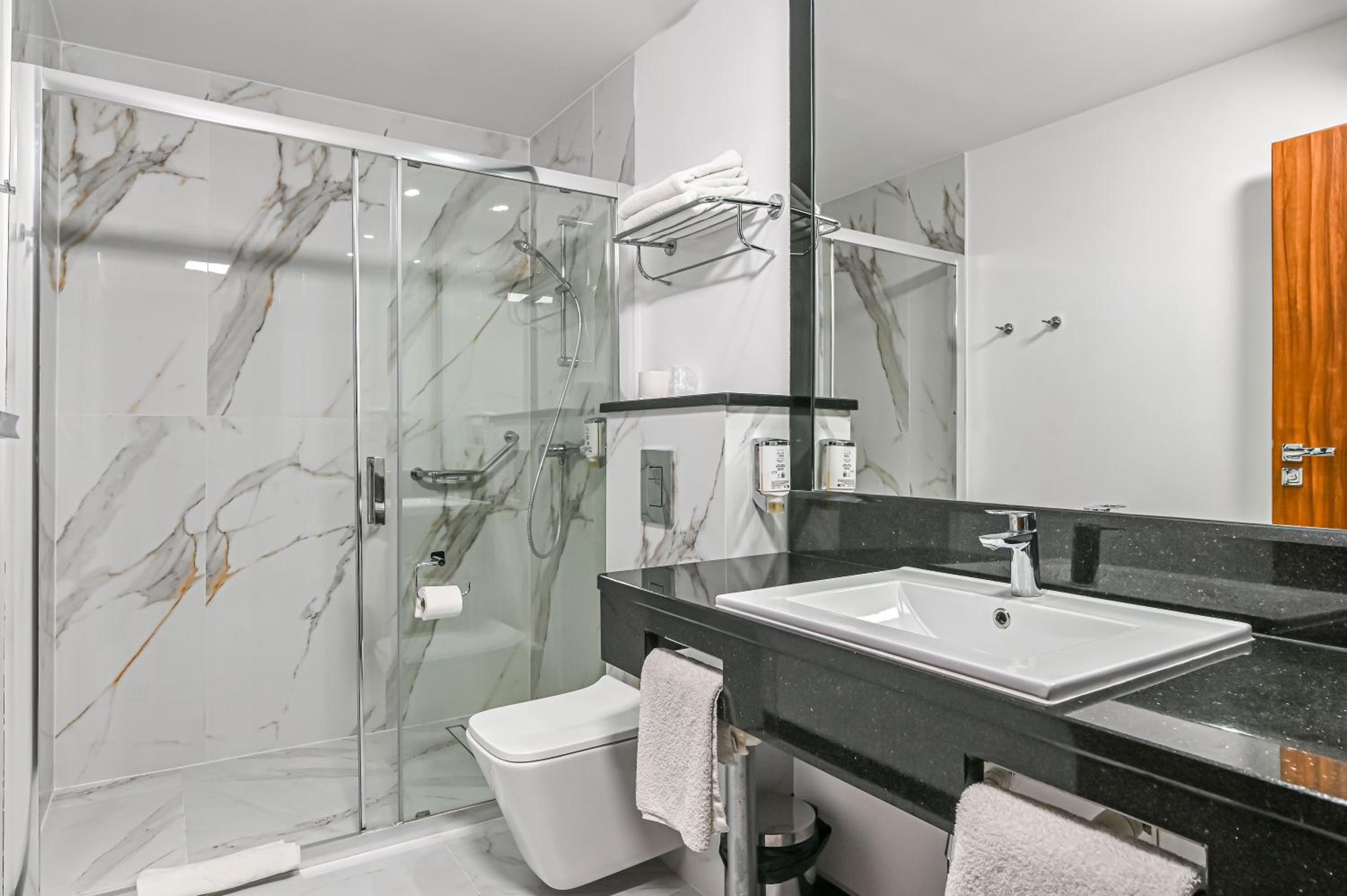 Executive King Room - Non-Smoking - Photo 6