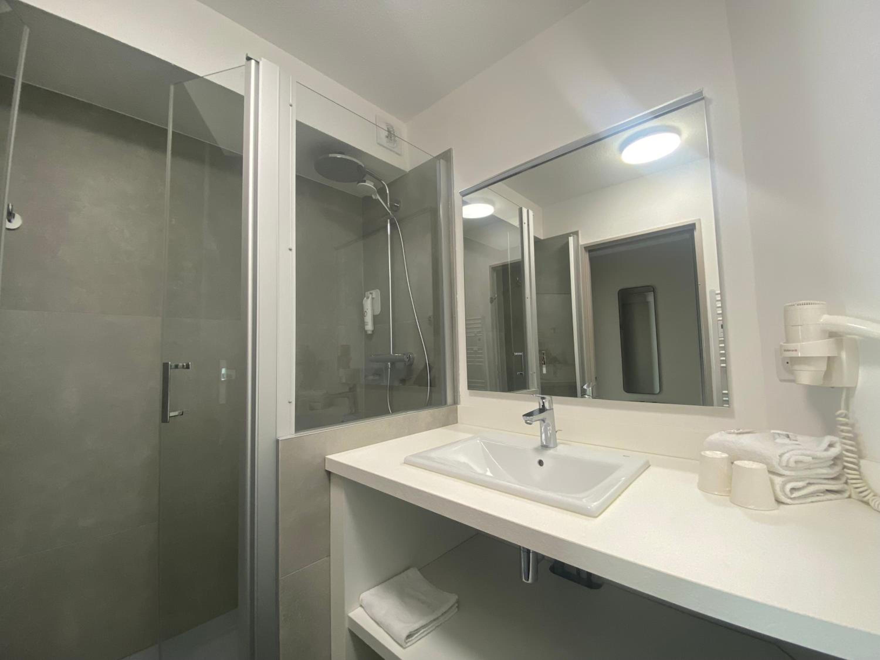 Comfort Room with Harbor View - Photo 3